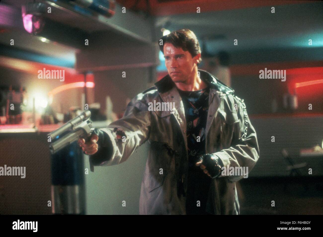 Erscheinungsdatum: 26. Oktober 1984 Film Titel: The Terminator-Regie: James Cameron STUDIO: Hemdale Film PLOT: ein Cyborg aus der Zukunft auf eine tödliche Mission geschickt. Er hat Sarah Connor, eine junge Frau zu töten, dessen Leben in kommenden Jahren eine große Bedeutung haben wird. Sarah hat nur einen Beschützer - Kyle Reese - auch aus der Zukunft geschickt. Der Terminator seine außergewöhnliche Intelligenz und Stärke verwendet, um Sarah zu finden, aber gibt es eine Möglichkeit, die scheinbar unzerstörbare Cyborg Bild zu stoppen: ARNOLD SCHWARZENEGGER als Terminator (Credit Bild: C Hemdale Filmunterhaltung/Bilder) Stockfoto