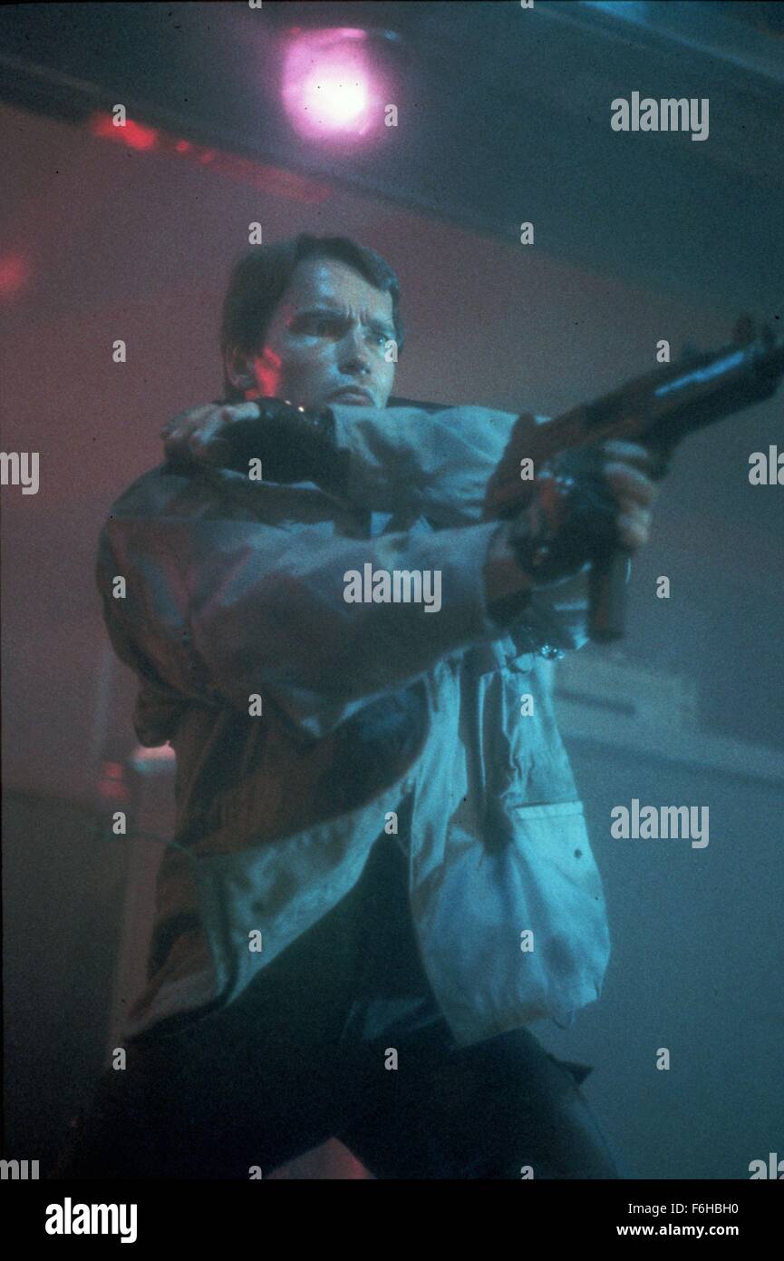 Erscheinungsdatum: 26. Oktober 1984 Film Titel: The Terminator-Regie: James Cameron STUDIO: Hemdale Film PLOT: ein Cyborg aus der Zukunft auf eine tödliche Mission geschickt. Er hat Sarah Connor, eine junge Frau zu töten, dessen Leben in kommenden Jahren eine große Bedeutung haben wird. Sarah hat nur einen Beschützer - Kyle Reese - auch aus der Zukunft geschickt. Der Terminator seine außergewöhnliche Intelligenz und Stärke verwendet, um Sarah zu finden, aber gibt es eine Möglichkeit, die scheinbar unzerstörbare Cyborg Bild zu stoppen: ARNOLD SCHWARZENEGGER als Terminator (Credit Bild: C Hemdale Filmunterhaltung/Bilder) Stockfoto
