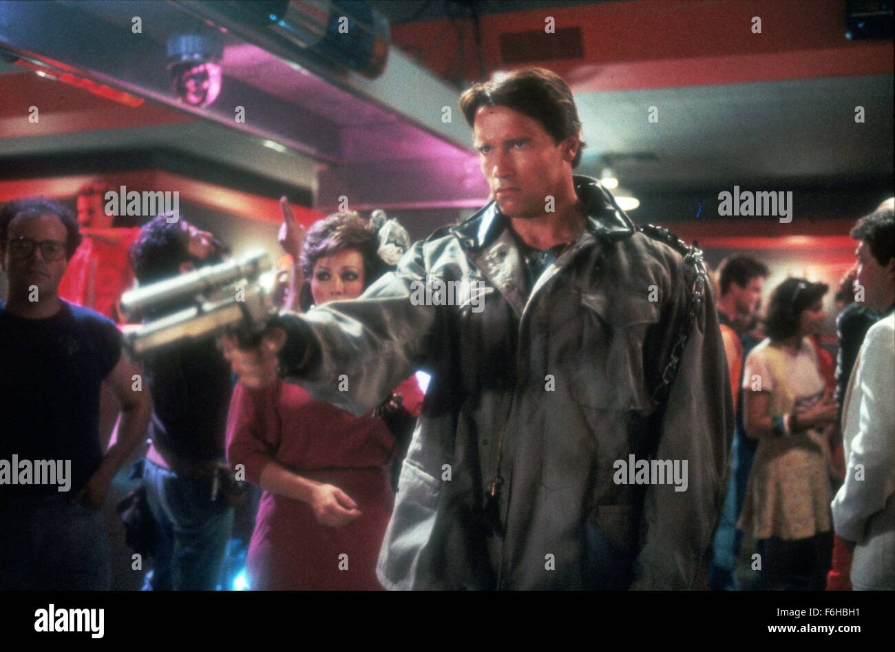 Erscheinungsdatum: 26. Oktober 1984 Film Titel: The Terminator-Regie: James Cameron STUDIO: Hemdale Film PLOT: ein Cyborg aus der Zukunft auf eine tödliche Mission geschickt. Er hat Sarah Connor, eine junge Frau zu töten, dessen Leben in kommenden Jahren eine große Bedeutung haben wird. Sarah hat nur einen Beschützer - Kyle Reese - auch aus der Zukunft geschickt. Der Terminator seine außergewöhnliche Intelligenz und Stärke verwendet, um Sarah zu finden, aber gibt es eine Möglichkeit, die scheinbar unzerstörbare Cyborg Bild zu stoppen: ARNOLD SCHWARZENEGGER als Terminator (Credit Bild: C Hemdale Filmunterhaltung/Bilder) Stockfoto