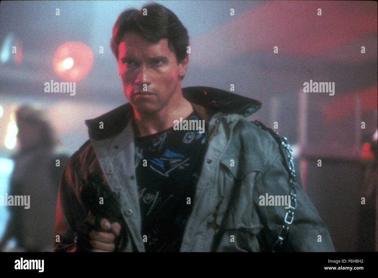 Erscheinungsdatum: 26. Oktober 1984 Film Titel: The Terminator-Regie: James Cameron STUDIO: Hemdale Film PLOT: ein Cyborg aus der Zukunft auf eine tödliche Mission geschickt. Er hat Sarah Connor, eine junge Frau zu töten, dessen Leben in kommenden Jahren eine große Bedeutung haben wird. Sarah hat nur einen Beschützer - Kyle Reese - auch aus der Zukunft geschickt. Der Terminator seine außergewöhnliche Intelligenz und Stärke verwendet, um Sarah zu finden, aber gibt es eine Möglichkeit, die scheinbar unzerstörbare Cyborg Bild zu stoppen: ARNOLD SCHWARZENEGGER als Terminator (Credit Bild: C Hemdale Filmunterhaltung/Bilder) Stockfoto