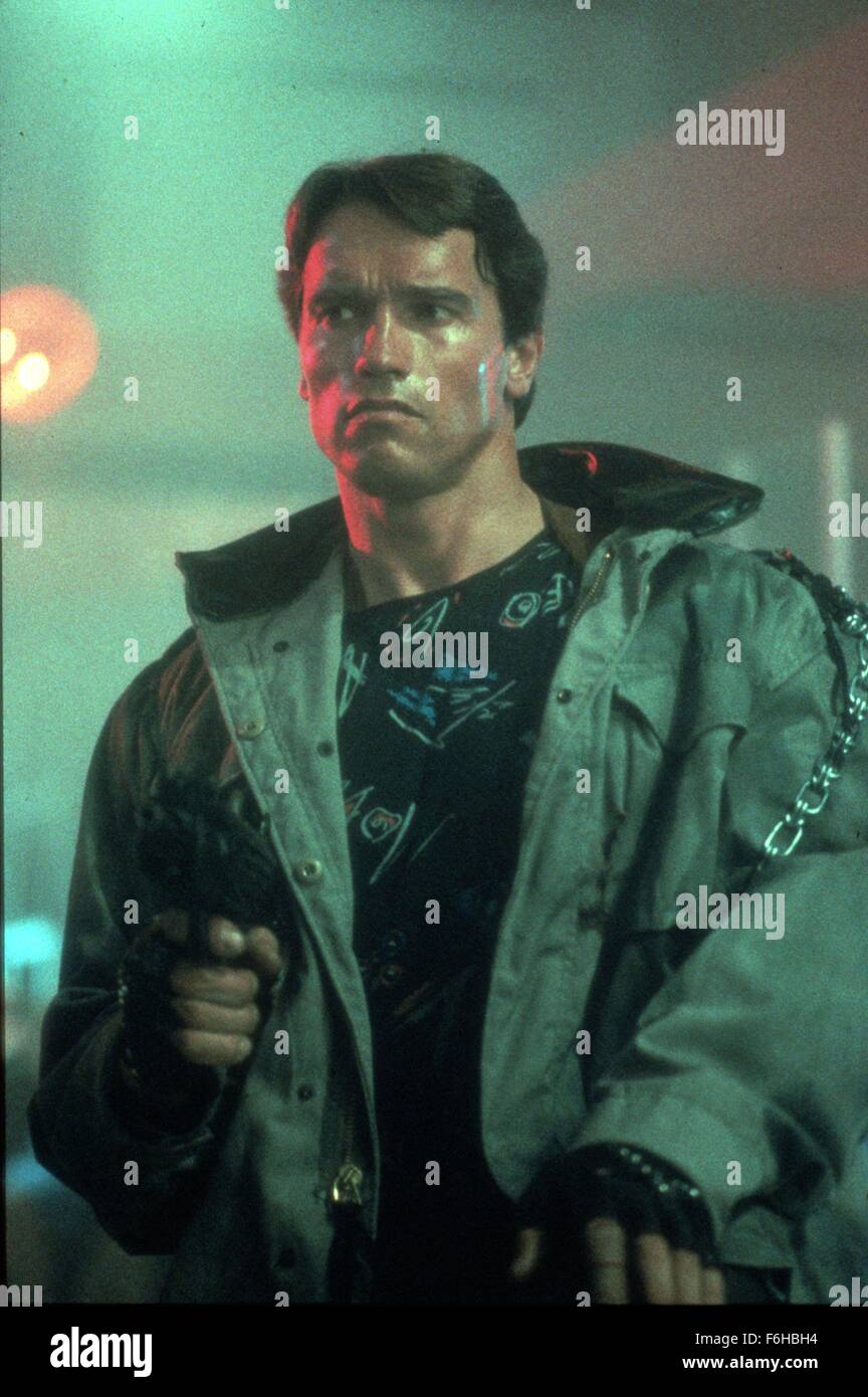 Erscheinungsdatum: 26. Oktober 1984 Film Titel: The Terminator-Regie: James Cameron STUDIO: Hemdale Film PLOT: ein Cyborg aus der Zukunft auf eine tödliche Mission geschickt. Er hat Sarah Connor, eine junge Frau zu töten, dessen Leben in kommenden Jahren eine große Bedeutung haben wird. Sarah hat nur einen Beschützer - Kyle Reese - auch aus der Zukunft geschickt. Der Terminator seine außergewöhnliche Intelligenz und Stärke verwendet, um Sarah zu finden, aber gibt es eine Möglichkeit, die scheinbar unzerstörbare Cyborg Bild zu stoppen: ARNOLD SCHWARZENEGGER als Terminator (Credit Bild: C Hemdale Filmunterhaltung/Bilder) Stockfoto
