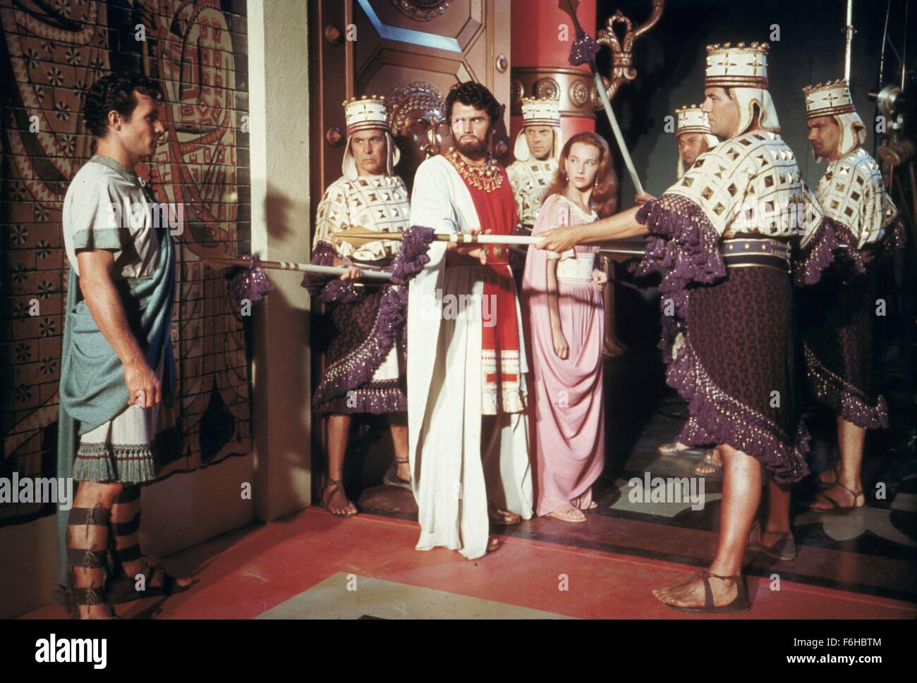 1955, Filmtitel: VERSCHWENDER, Regie: RICHARD THORPE, Studio: MGM, abgebildet: TAINA ELG, Gruppe, EDMUND PURDOM. (Bild Kredit: SNAP) Stockfoto