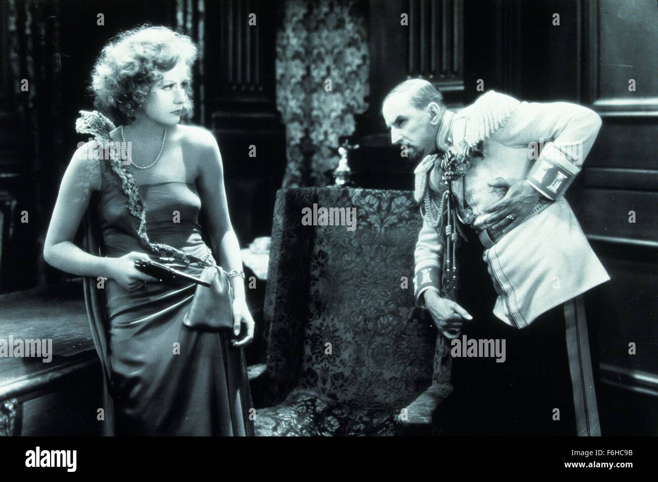 Filmtitel 1928,: geheimnisvolle Dame, Regie: FRED NIBLO, Studio: MGM, abgebildet: gefährliche Damen, GRETA GARBO, Handfeuerwaffe, FRED NIBLO, GUSTAV VON SEYFFERTITZ, Waffen. (Bild Kredit: SNAP) Stockfoto