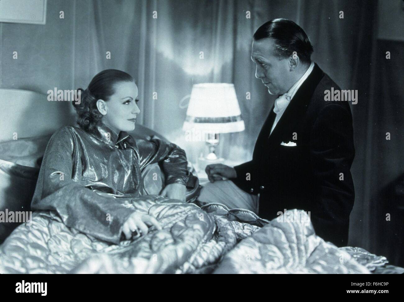 1932, Filmtitel: GRAND HOTEL, Regie: EDMUND GOULDING, Studio: MGM, abgebildet: GRETA GARBO, EDMUND GOULDING. (Bild Kredit: SNAP) Stockfoto