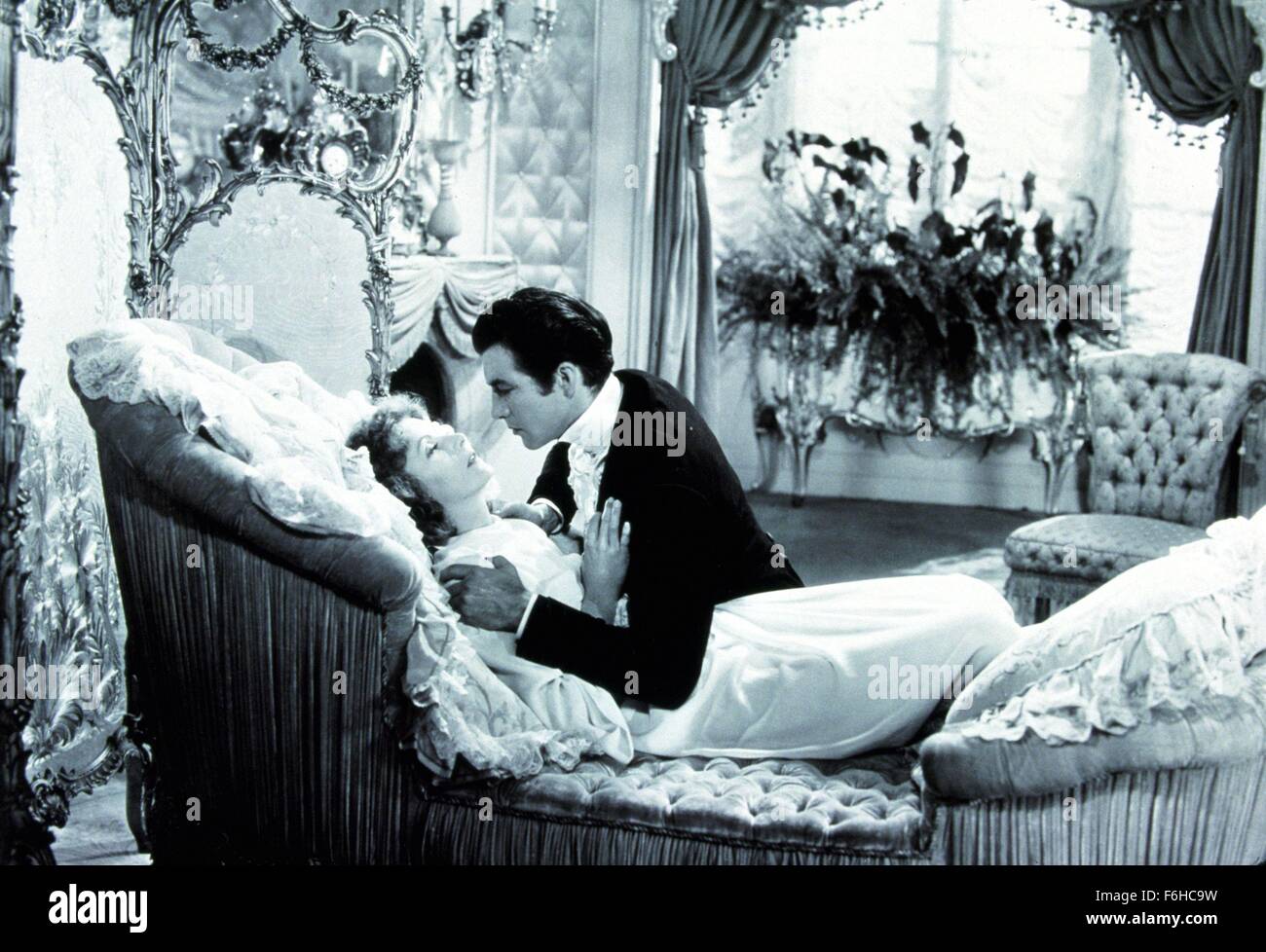 1936, Filmtitel: CAMILLE, Regie: GEORGE CUKOR, Studio: MGM, im Bild: GEORGE CUKOR, Umarmung, GRETA GARBO, Romantik. (Bild Kredit: SNAP) Stockfoto