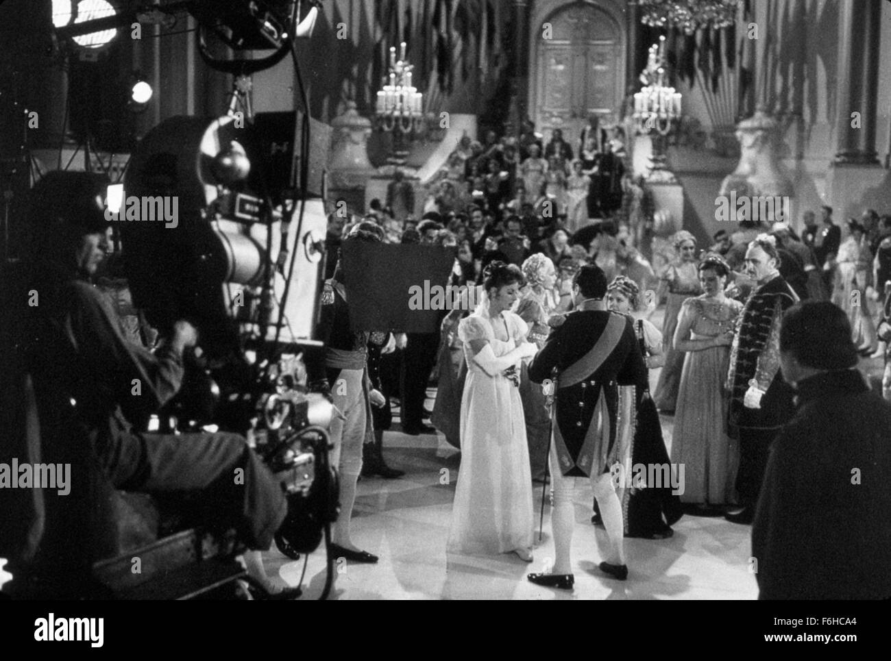1937, Filmtitel: Eroberung, Regie: CLARENCE BROWN, Studio: MGM, im Bild: hinter den Kulissen, CHARLES BOYER, CLARENCE BROWN, Charakter, ENSEMBLE, GRETA GARBO, Filmkamera, Filmcrew, Film EXTRAS, Film-SET. (Bild Kredit: SNAP) Stockfoto