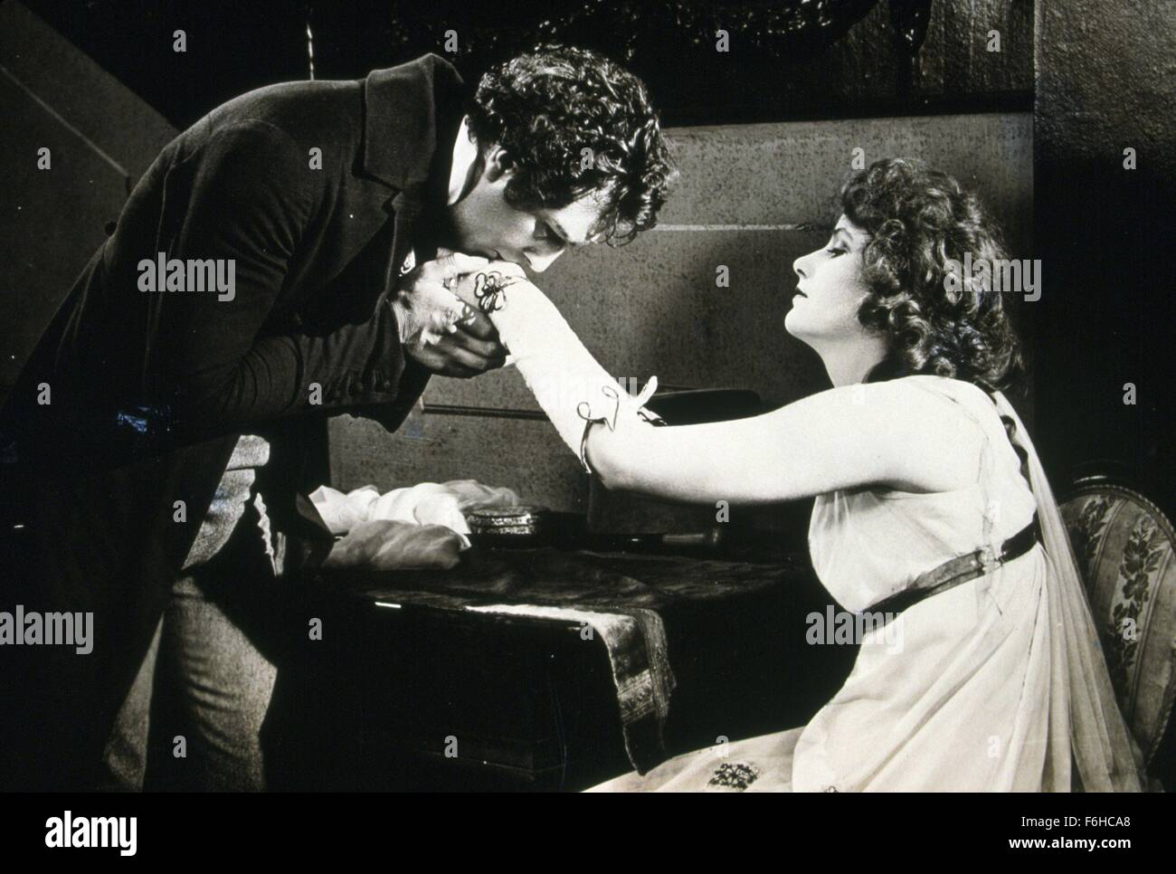 1924, Filmtitel: Geschichte von Gösta BERLING, Regisseur: MAURITZ STILLER, abgebildet: GRETA GARBO, HAND küssen, LARS HANSON. (Bild Kredit: SNAP) Stockfoto