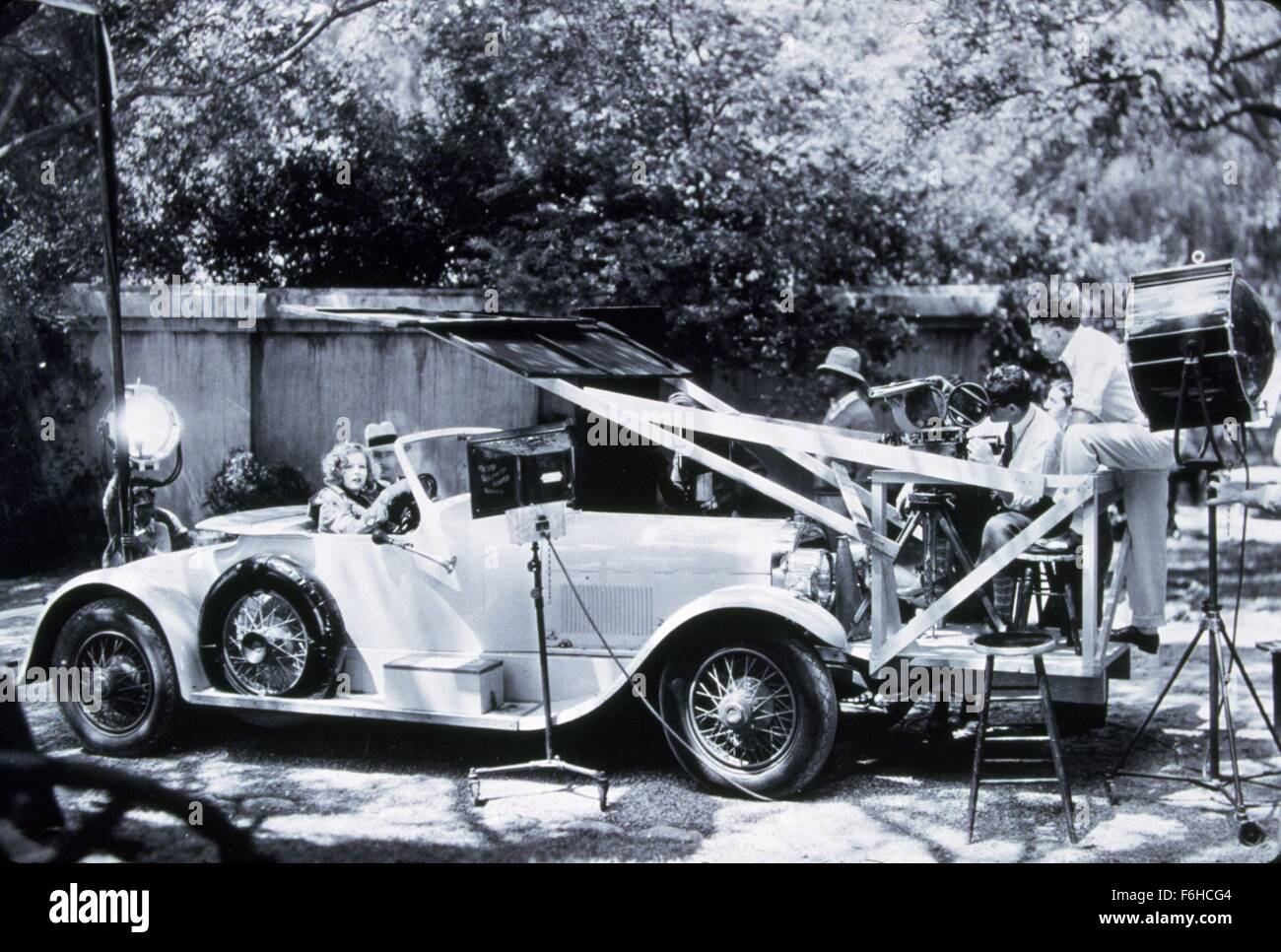 1929, Filmtitel: WOMAN OF AFFAIRS, Regie: CLARENCE BROWN, Studio: MGM, abgebildet: hinter den Kulissen, CLARENCE BROWN, GRETA GARBO, JOHN GILBERT, Filmkamera, Filmcrew. (Bild Kredit: SNAP) Stockfoto