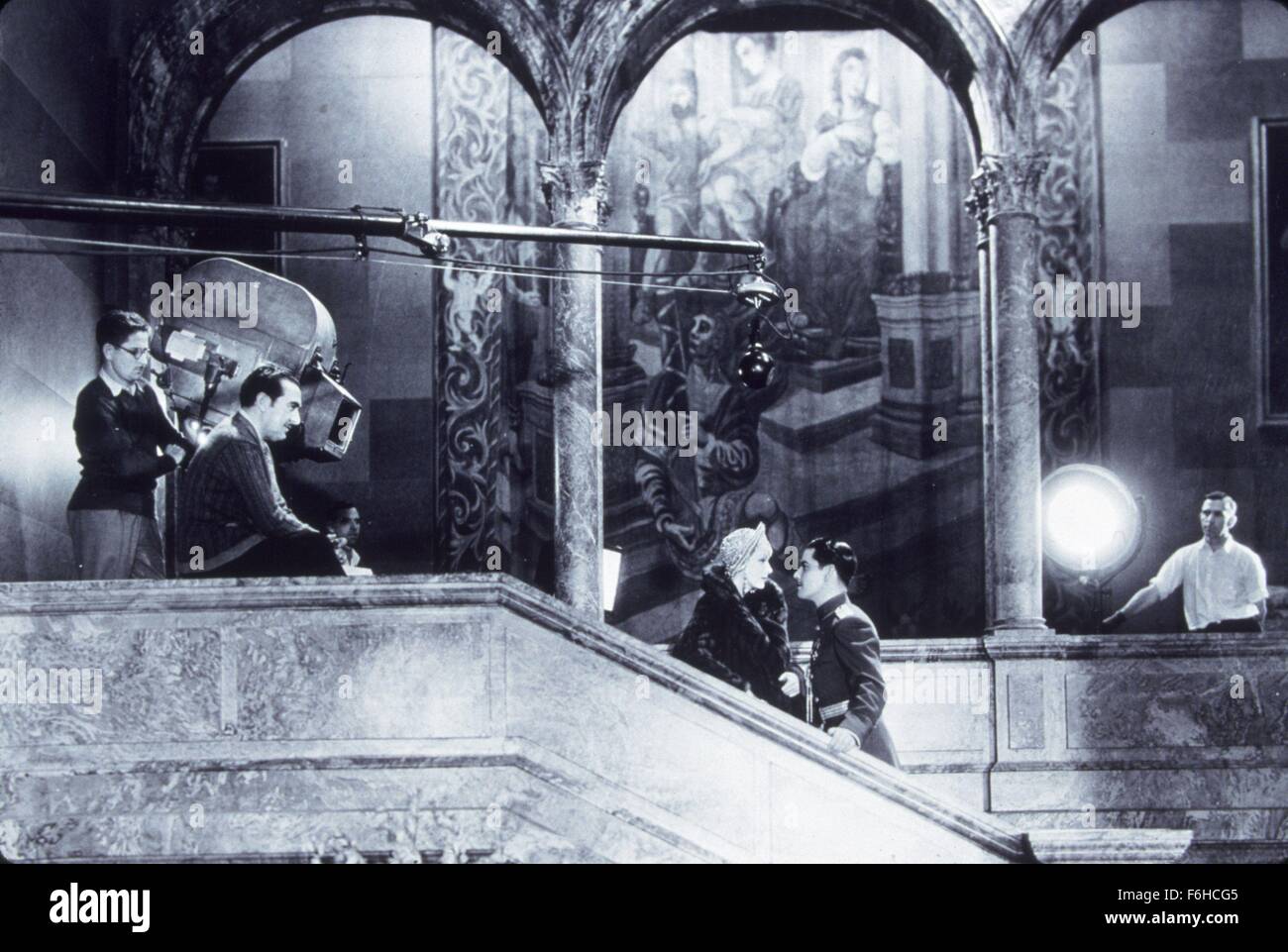 Filmtitel 1932: MATA HARI, Regie: GEORGE FITZMAURICE, Studio: MGM, im Bild: hinter den Kulissen, GEORGE FITZMAURICE, GRETA GARBO, Filmkamera, Filmcrew, Film-SET. (Bild Kredit: SNAP) Stockfoto