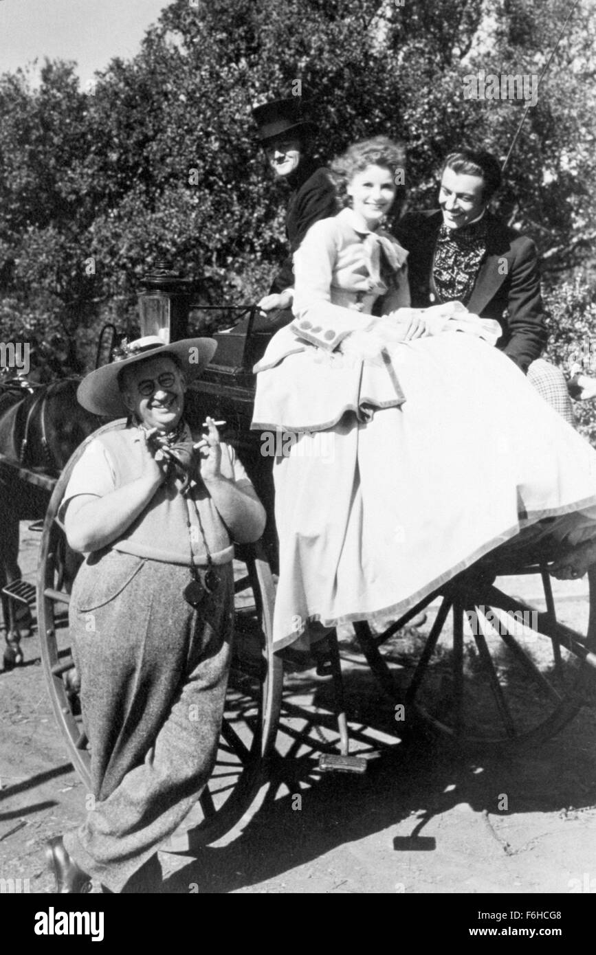 1936, Filmtitel: CAMILLE, Regie: GEORGE CUKOR, Studio: MGM, im Bild: hinter den Kulissen, GEORGE CUKOR, FREUND KARL, GRETA GARBO, Filmcrew, Film-SET. (Bild Kredit: SNAP) Stockfoto