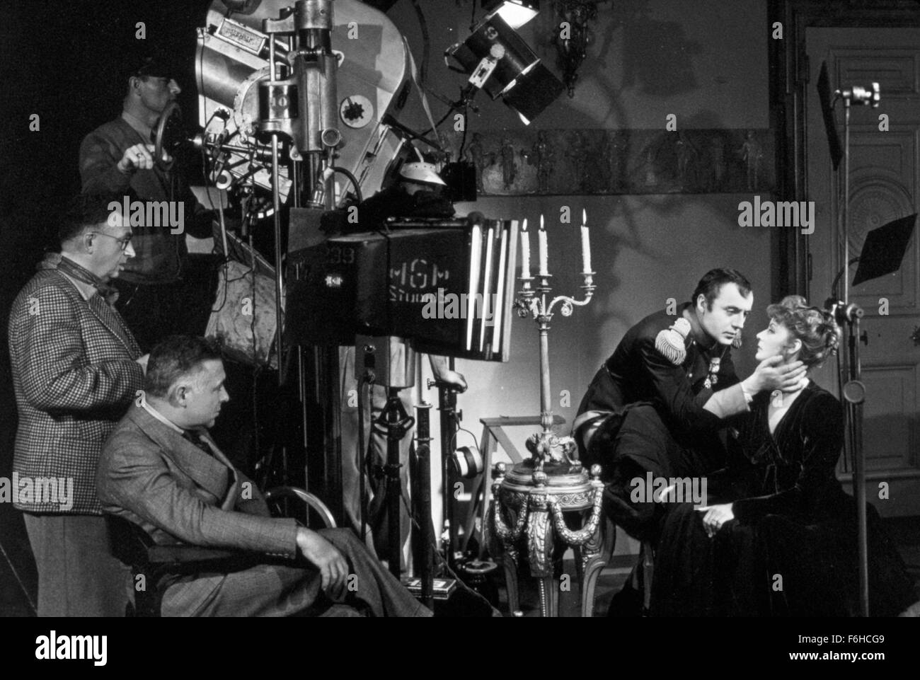 1937, Filmtitel: Eroberung, Regie: CLARENCE BROWN, Studio: MGM, abgebildet: Zubehör, hinter die Kulissen, CHARLES BOYER, CLARENCE BROWN, FREUND KARL, GRETA GARBO, Filmkamera, Filmcrew. (Bild Kredit: SNAP) Stockfoto