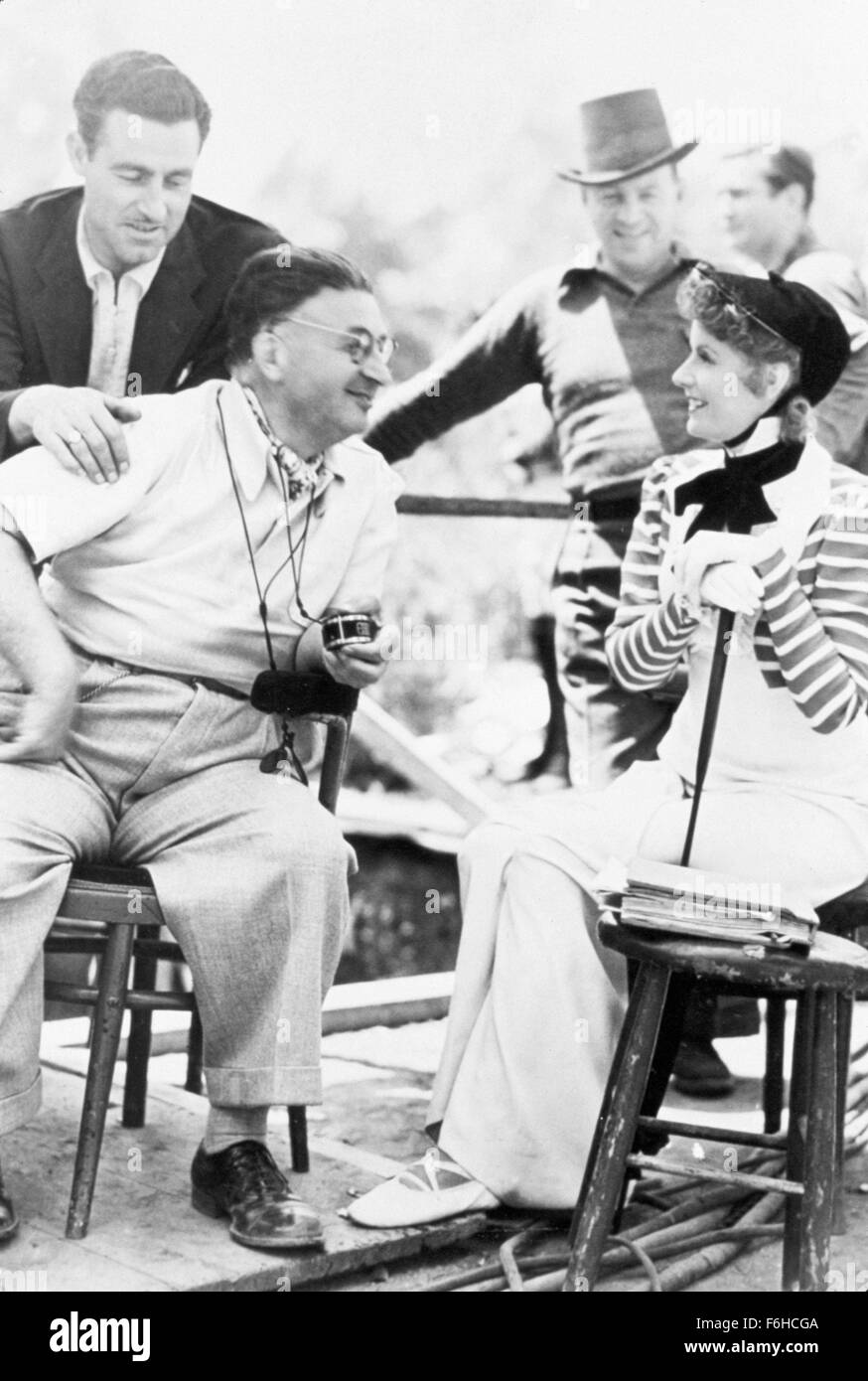 1937, Filmtitel: Eroberung, Regie: CLARENCE BROWN, Studio: MGM, abgebildet: hinter den Kulissen, CLARENCE BROWN, FREUND KARL, GRETA GARBO, Filmcrew. (Bild Kredit: SNAP) Stockfoto