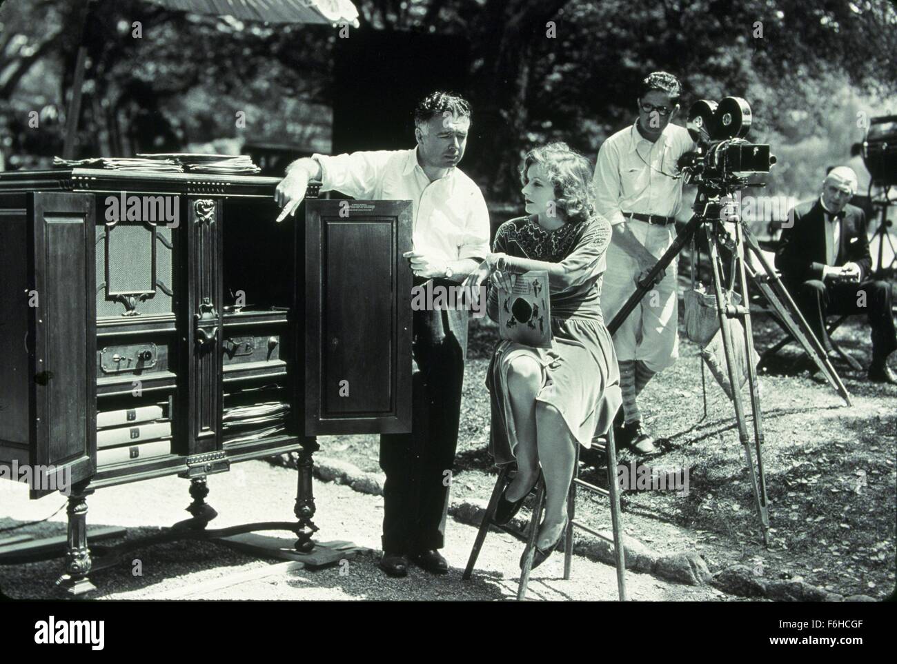 1931, Filmtitel: INSPIRATION, Regie: CLARENCE BROWN, Studio: MGM, im Bild: hinter den Kulissen, CLARENCE BROWN, GRETA GARBO, Filmkamera, Filmcrew. (Bild Kredit: SNAP) Stockfoto
