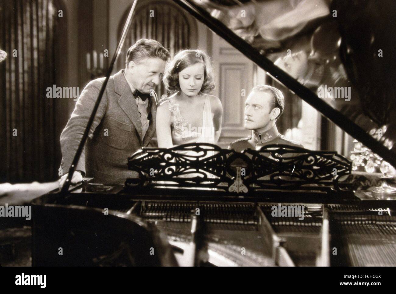 1928, Filmtitel: geheimnisvolle Dame, Regie: FRED NIBLO, Studio: MGM, abgebildet: GRETA GARBO, CONRAD NAGEL. (Bild Kredit: SNAP) Stockfoto