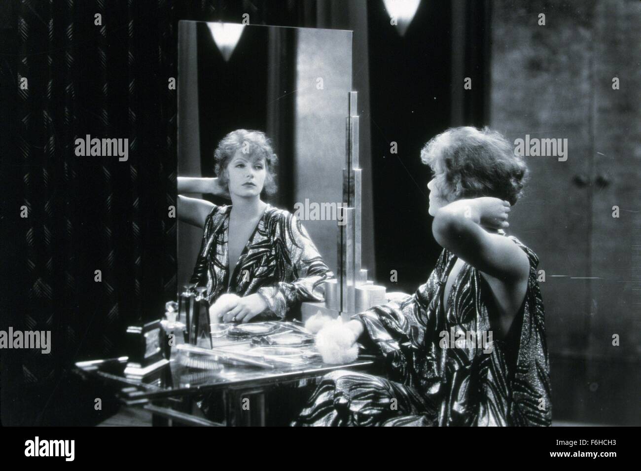 1929, Filmtitel: KISS, Regie: JACQUES FEYDER, Studio: MGM, abgebildet: Zubehör, JACQUES FEYDER, GRETA GARBO. (Bild Kredit: SNAP) Stockfoto