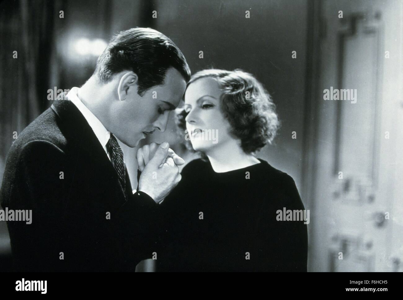 1929, Filmtitel: KISS, Regie: JACQUES FEYDER, Studio: MGM, abgebildet: JACQUES FEYDER, GRETA GARBO, die HAND küssen. (Bild Kredit: SNAP) Stockfoto