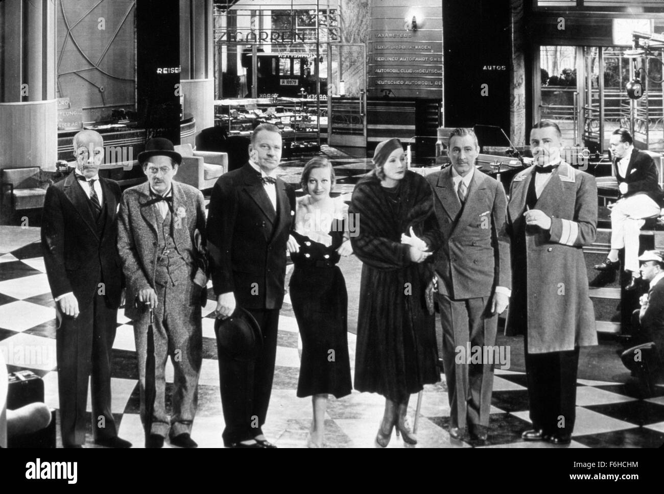 1932, Filmtitel: GRAND HOTEL, Regie: EDMUND GOULDING, Studio: MGM, im Bild: JOHN BARRYMORE, LIONEL BARRYMORE, WALLACE BEERY, JOAN CRAWFORD, ENSEMBLE, GRETA GARBO, EDMUND GOULDING, JEAN HERSHOLT, Film eingestellt. (Bild Kredit: SNAP) Stockfoto