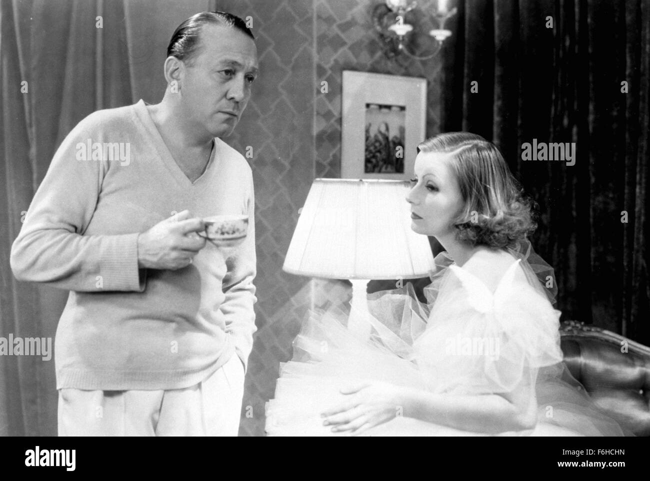 1932, Filmtitel: GRAND HOTEL, Regie: EDMUND GOULDING, Studio: MGM, abgebildet: GRETA GARBO, EDMUND GOULDING. (Bild Kredit: SNAP) Stockfoto