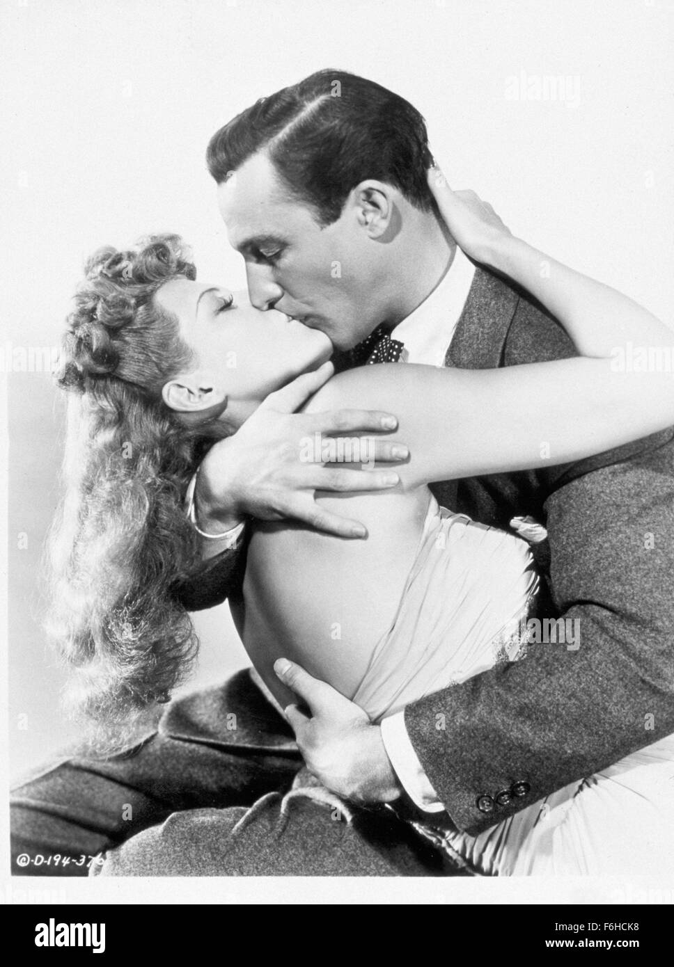1944 Filmtitel Covergirl Regie Charles Vidor Studio Columbia Im Bild Rita Hayworth Gene Kelly Kussen Romantik Bild Kredit Snap Stockfotografie Alamy