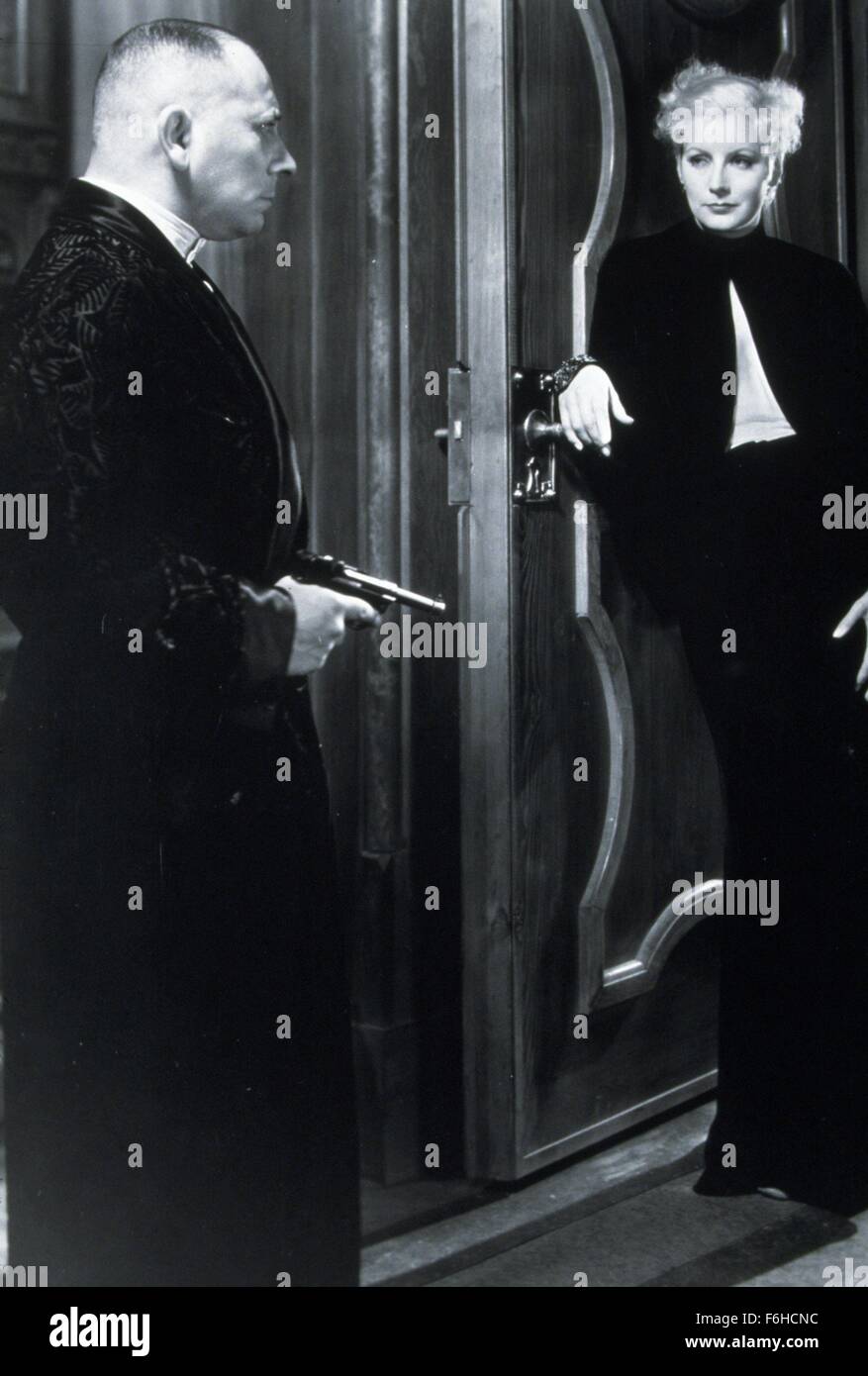 1932, Filmtitel: wie mir, Regie gewünscht: GEORGE FITZMAURICE, Studio: MGM, im Bild: GEORGE FITZMAURICE, GRETA GARBO. (Bild Kredit: SNAP) Stockfoto