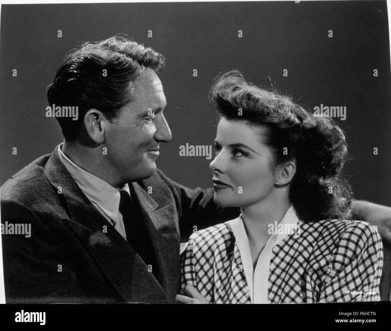 1942, Filmtitel: WOMAN OF THE YEAR, Regie: GEORGE STEVENS, Studio: MGM, abgebildet: 1942, KATHARINE HEPBURN, SPENCER TRACY, Blick, Liebe. (Bild Kredit: SNAP) Stockfoto