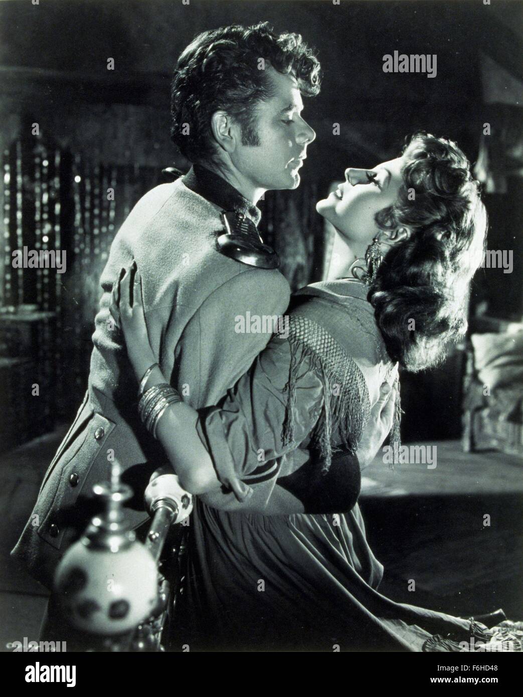 Filmtitel 1948: liebt Carmen, Regie: CHARLES VIDOR, Studio: COLUMBIA, im Bild: Umarmung, GLENN FORD, RITA HAYWORTH, Kleidung, historische Kostüme, Romantik. (Bild Kredit: SNAP) Stockfoto