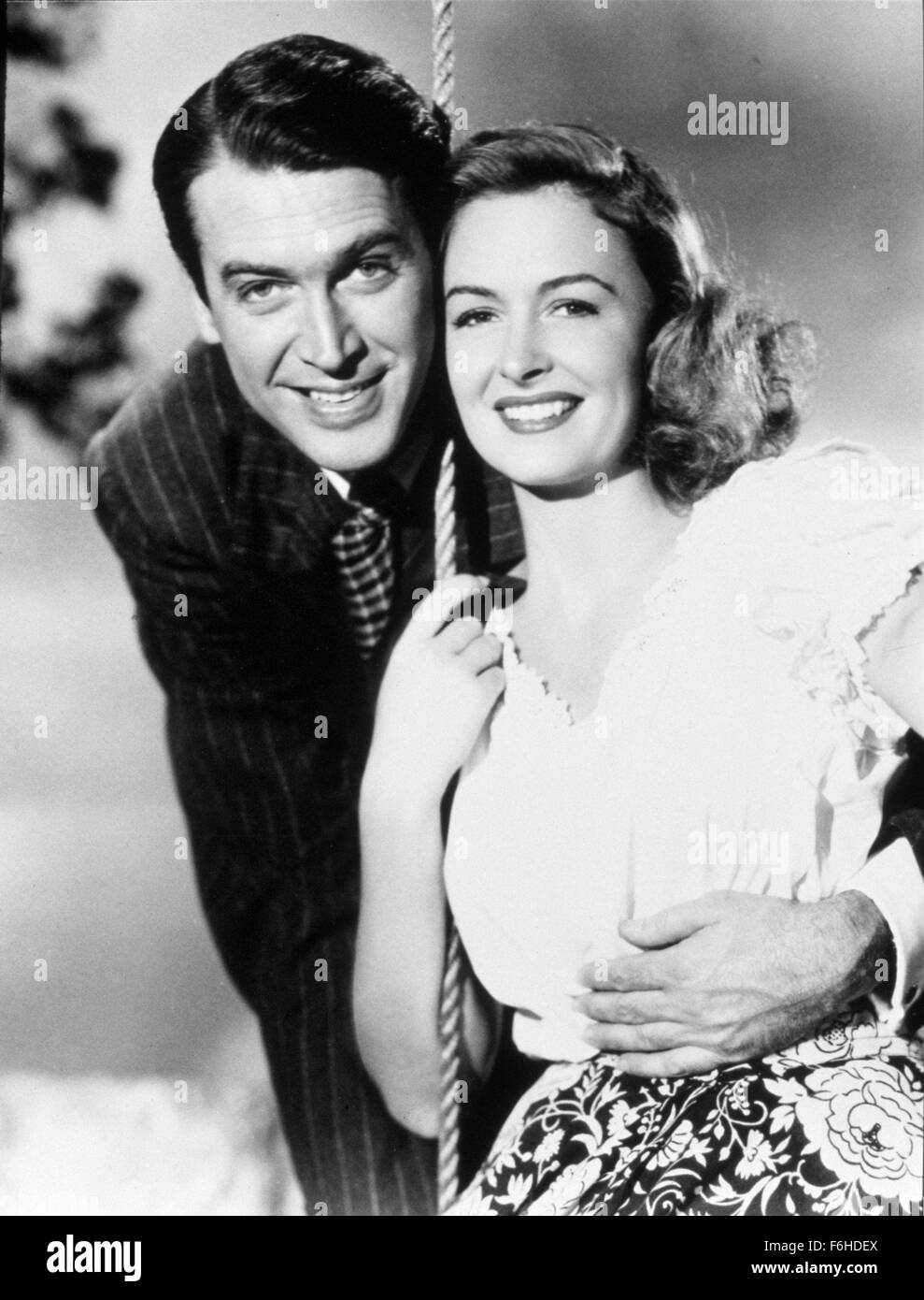 1946, Filmtitel: Es ist ein wundervolles Leben, Regie: FRANK CAPRA, Studio: RKO, abgebildet: DONNA REED, JAMES STEWART, SWING, Romantik, männliche umarmt von hinten zu umarmen. (Bild Kredit: SNAP) Stockfoto