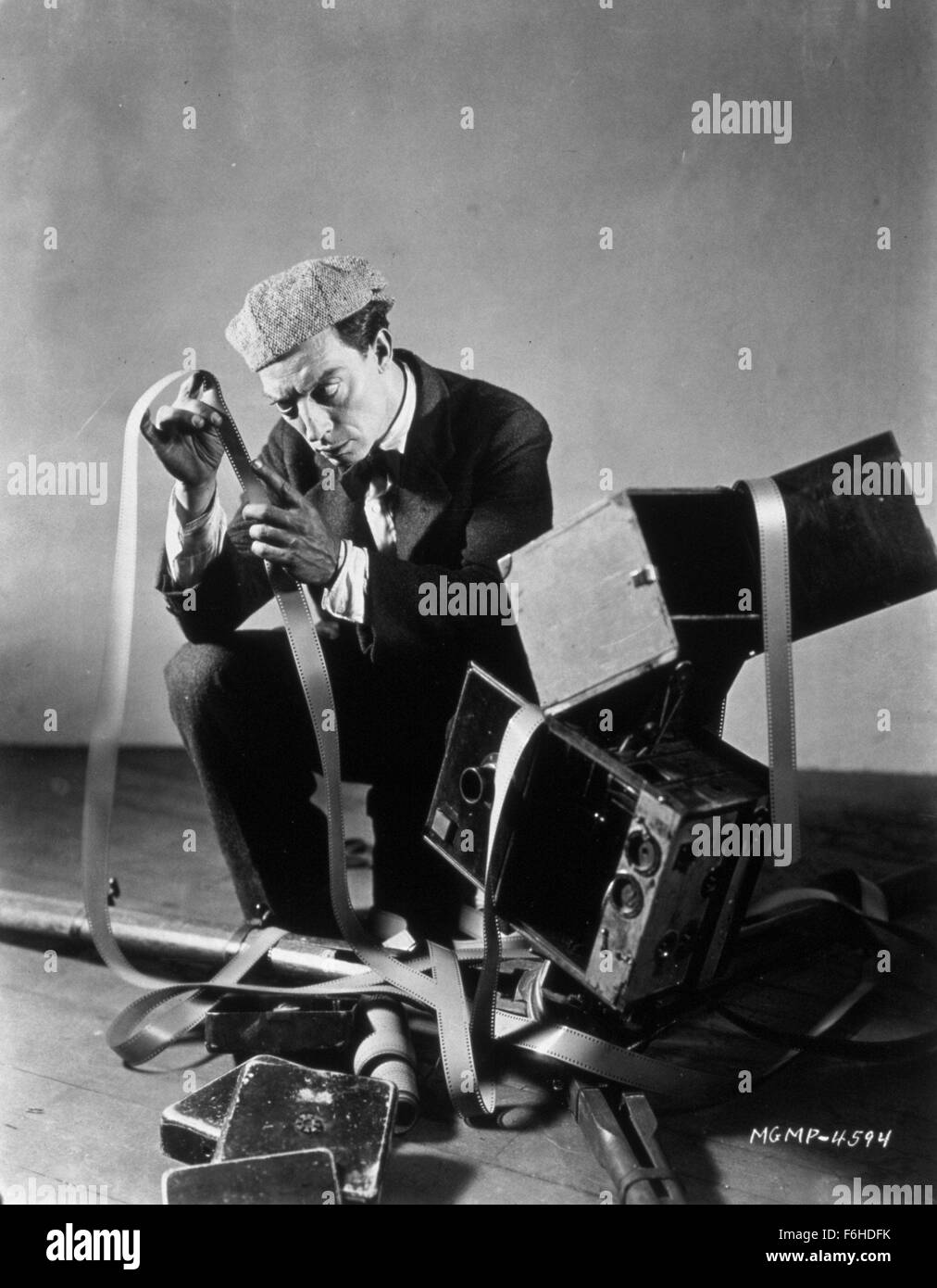 1928, Filmtitel: Kameramann, Regisseur: EDWARD SEDGWICK, Studio: MGM, abgebildet: Zubehör, Kamera, FILM, BUSTER KEATON. (Bild Kredit: SNAP) Stockfoto