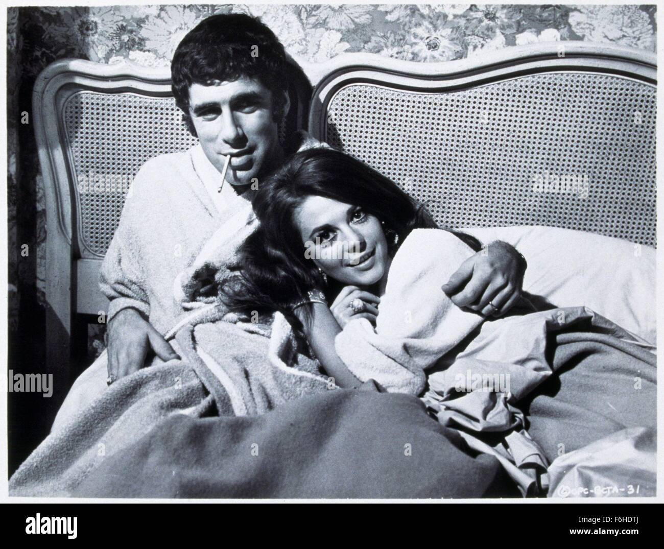 1969, Filmtitel: BOB & CAROL & TED & ALICE, Regie: PAUL MAZURSKY, Studio: COLUMBIA, im Bild: Bett (IN/ON), ELLIOTT GOULD, PAUL MAZURSKY. (Bild Kredit: SNAP) Stockfoto