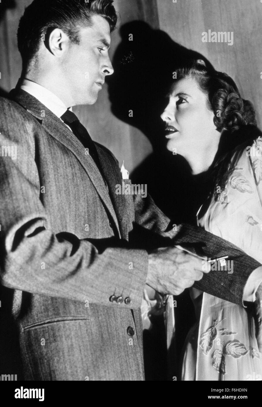 1948, Filmtitel: SORRY, falsche Nummer, Regie: ANATOLE LITVAK, Studio: PARAMOUNT, im Bild: FILM NOIR, BURT LANCASTER, ANATOLE LITVAK, Mord (Verschwörung), BARBARA STANWYCK, THRILLER, Frauen (IN Gefahr). (Bild Kredit: SNAP) Stockfoto