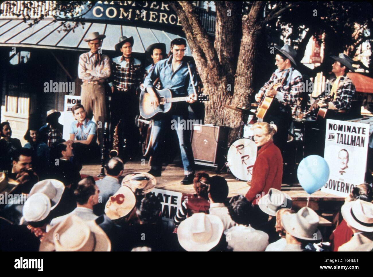 1957, Filmtitel: LOVING YOU, Regie: HAL KANTER, Studio: PARAMOUNT, abgebildet: MENSCHENMENGE, Gitarre, HAL KANTER, Musikinstrument, spielen, ELVIS PRESLEY. (Bild Kredit: SNAP) Stockfoto 1957, Filmtitel: LOVING YOU, Regie: HAL KANTER, Studio: PARAMOUNT, abgebildet: MENSCHENMENGE, Gitarre, HAL KANTER, Musikinstrument, spielen, ELVIS PRESLEY. (Bild Kredit: SNAP) Stockfoto