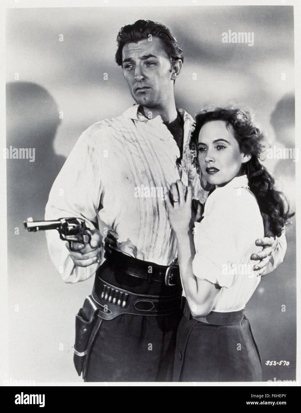 1947, Filmtitel: verfolgt, Regie: RAOUL WALSH, Studio: WARNER, abgebildet: Handfeuerwaffe, ROBERT MITCHUM, RAOUL WALSH, Waffen, Kleidung, WESTERN. (Bild Kredit: SNAP) Stockfoto