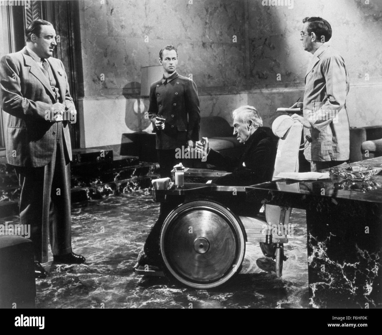 1942, Filmtitel: diese Waffe zu mieten, Regisseur: FRANK TUTTLE, Studio: PARAMOUNT, abgebildet: LAIRD CREGAR, VICTOR KILIAN, ALAN LADD, TULLY MARSHALL. (Bild Kredit: SNAP) Stockfoto