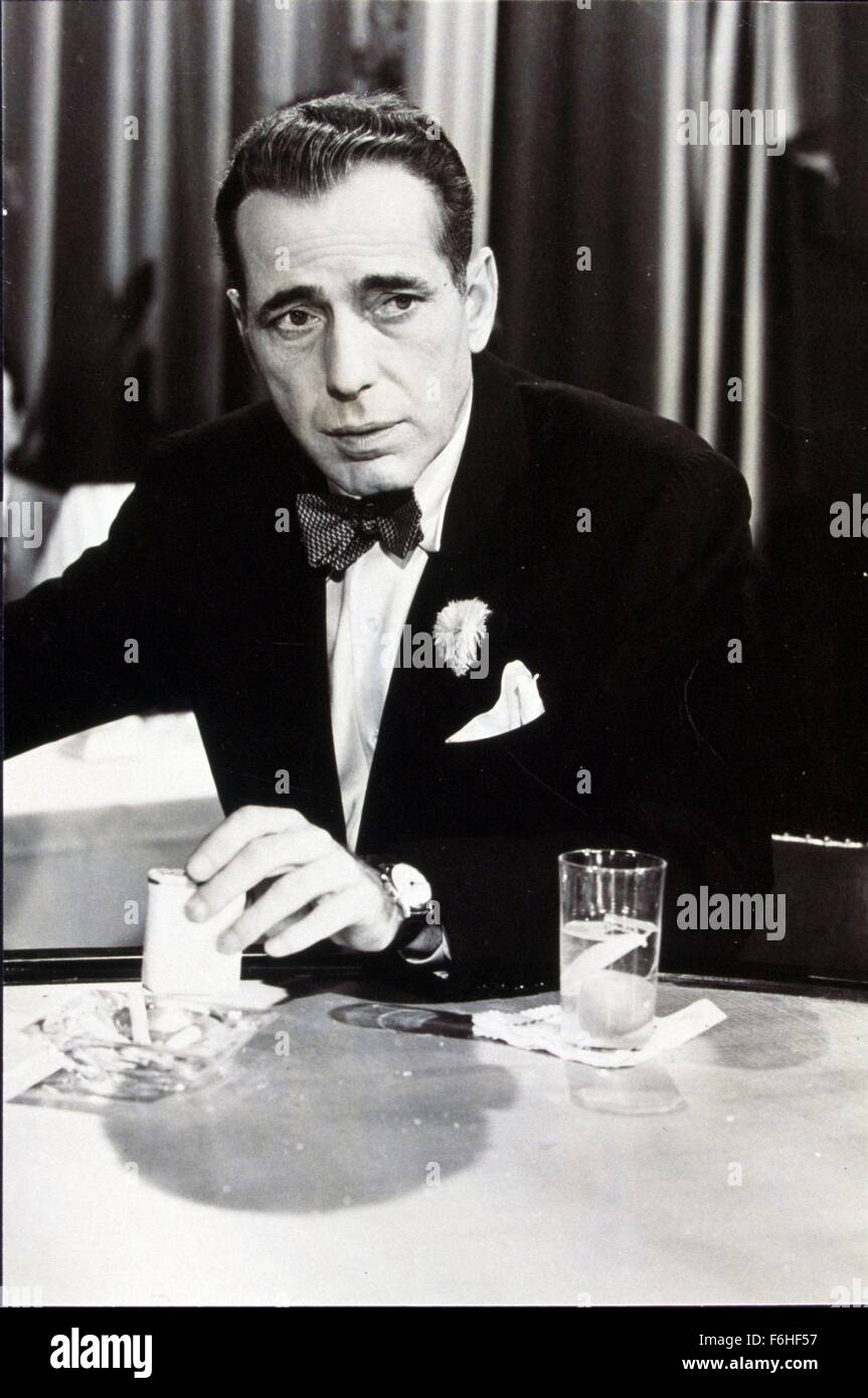 1950 Filmtitel An Einem Einsamen Ort Direktor Nicholas Ray Studio Columbia Im Bild Humphrey Bogart Nicholas Ray Besorgt Zerfurchte Stirn Stirnrunzeln Haar Gekammt Smoking Zigarette Rauchen Raucher Alkohol Trinken Kontemplative Bild