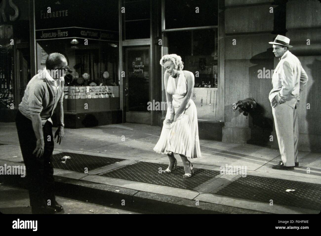 Filmtitel 1955,: SEVEN YEAR ITCH, Regie: BILLY WILDER, Studio: FOX, im Bild: WIND, Hände IN den Taschen, 1955, TOM EWELL, MARILYN MONROE, BILLY WILDER, männlichen Blicks, VOYEUR, PERVING, WEHT, FAN, Halfter Oberteil. (Bild Kredit: SNAP) Stockfoto