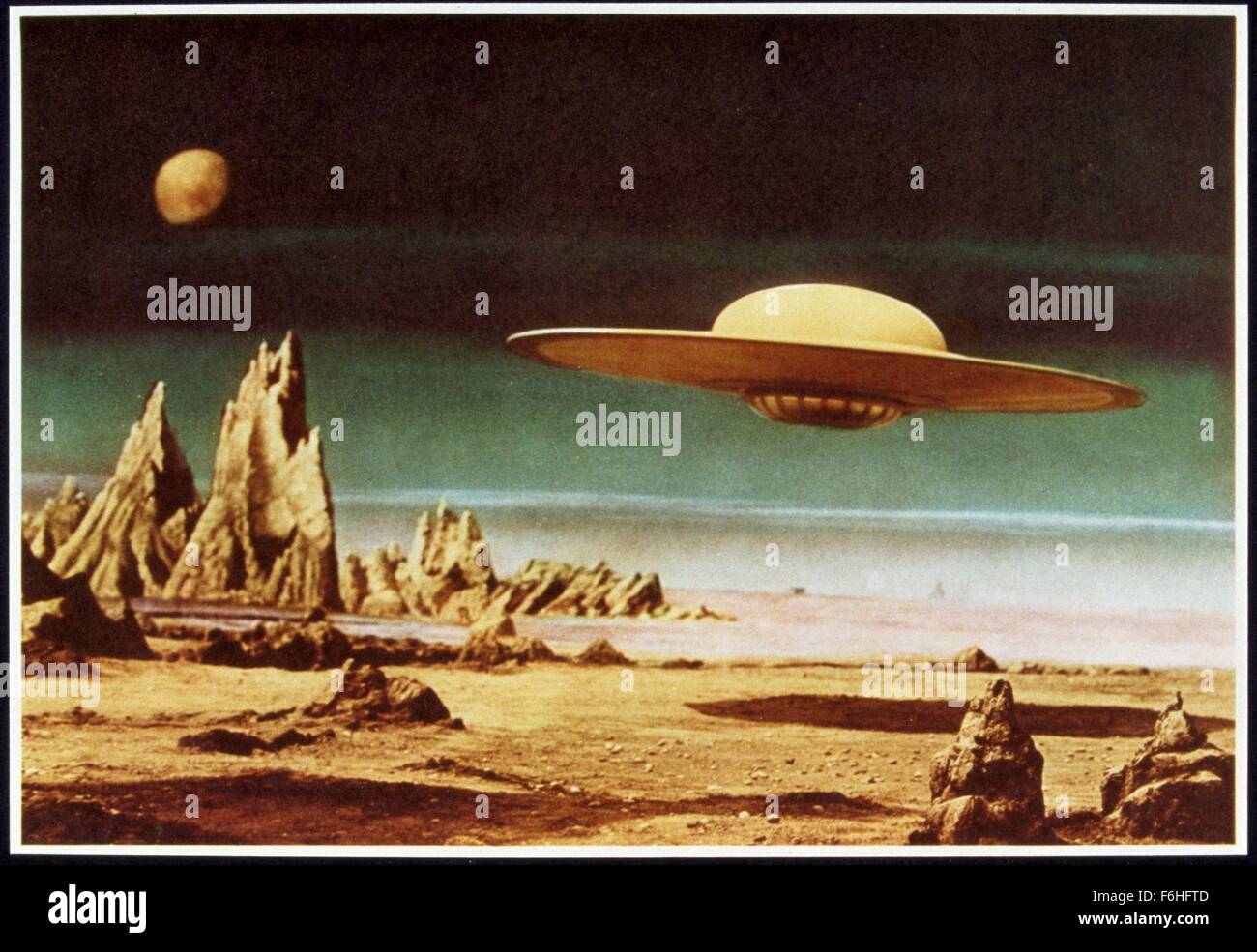 1956, Filmtitel: FORBIDDEN PLANET, Regie: FRED McLEOD WILCOX, Studio: MGM, abgebildet: Roboter, Androiden, CYBORGS-Klone, Sci-Fi, Weltraumforschung, TEMPEST, SPACE, fliegende Untertasse, UFO, Wüste, Planeten, Mond, fliegen. (Bild Kredit: SNAP) Stockfoto