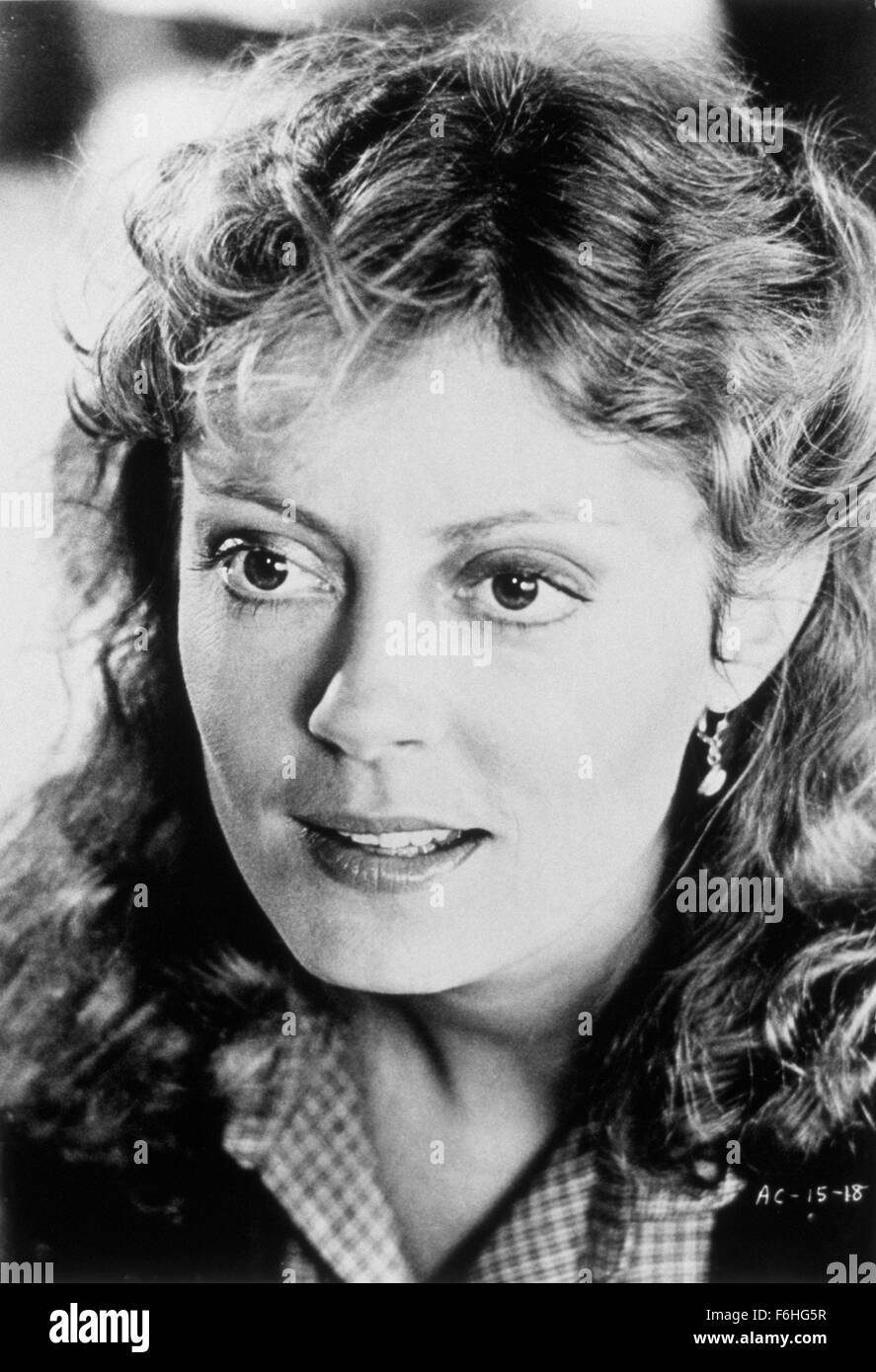 Erscheinungsdatum: 3. April 1981 Film Titel: Atlantic City STUDIO: Selta Filmen Regie: Louis Malle PLOT: Lou ist eine kleine Zeit-Gangster, der denkt, er verwendet, um etwas großes sein. Er trifft sich mit einer jüngeren Frau, Sally, die ein Croupier zu lernen ist. Ihr Ehemann taucht mit Drogen, die er von der Mafia gestohlen hat. Der Ehemann bekommt Lou, die Drogen zu verkaufen, aber getötet wird, bevor Lou ihm das Geld Bild geben kann: SUSAN SARANDON als Sally (Credit Bild: C SNAP/Unterhaltung Bilder) Stockfoto