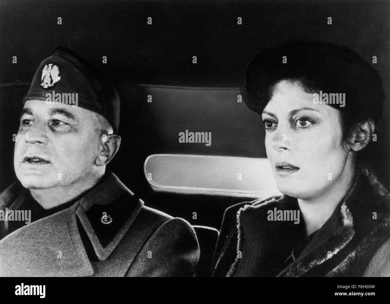 Erscheinungsdatum: 8. September 1985 Film Titel: Mussolini und ich Regie: Alberto Negrin STUDIO: Beta Film PLOT: eine überzeugende Drama/Dokumentation über das Leben und den Tod des Duce selbst, von seinen Tagen als ein Terrorist zu sein Bündnis mit Hitler, den Verrat an seinem Schwiegersohn und frühen Tod Bild: BOB HOPKINS als Benito Mussolini und SUSAN SARANDON als Edda Mussolini Ciano (Credit Bild : C Beta Filmunterhaltung/Bilder) Stockfoto