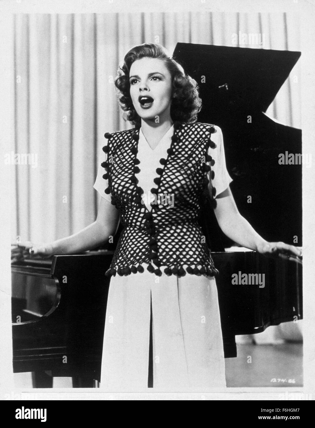 1943, Filmtitel: Tausende jubeln, Regie: GEORGE SIDNEY, Studio: MGM, abgebildet: JUDY GARLAND. (Bild Kredit: SNAP) Stockfoto