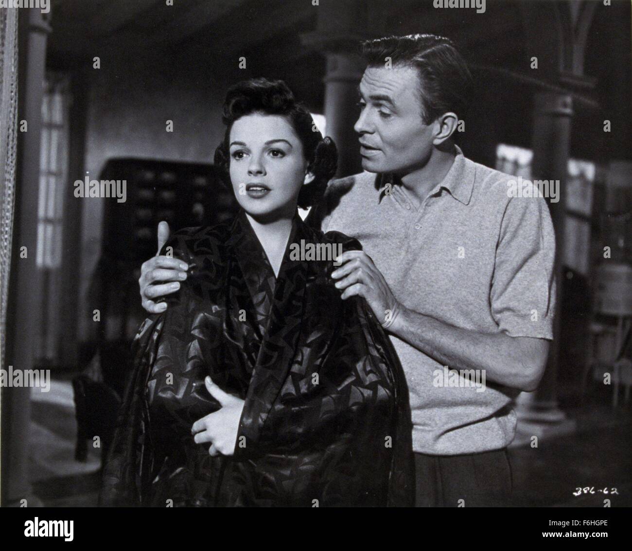1954, Filmtitel: STAR IS BORN, Regie: GEORGE CUKOR, Studio: WARNER, im Bild: GEORGE CUKOR, JUDY GARLAND. (Bild Kredit: SNAP) Stockfoto