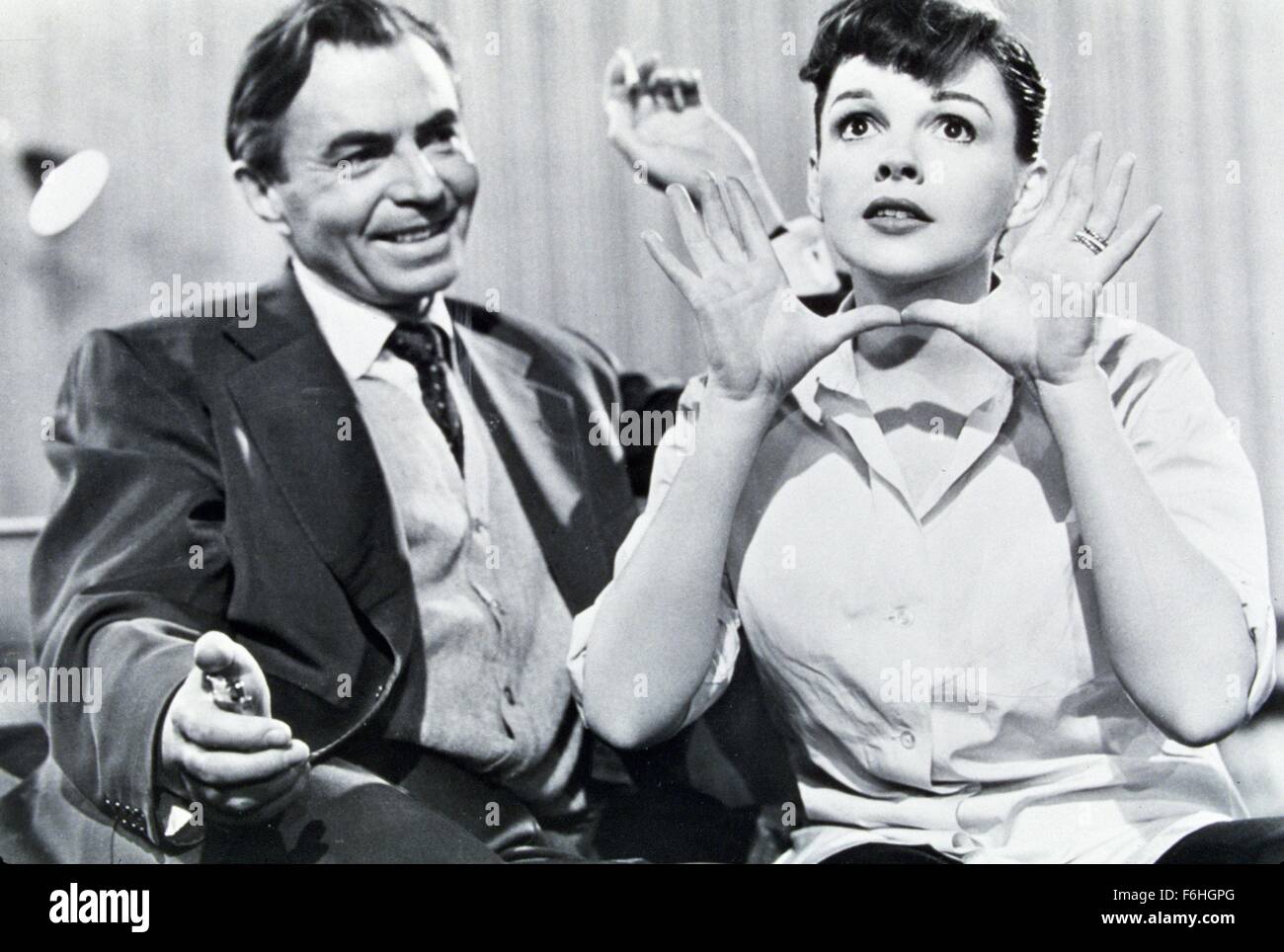 1954, Filmtitel: STAR IS BORN, Regie: GEORGE CUKOR, Studio: WARNER, im Bild: GEORGE CUKOR, JUDY GARLAND. (Bild Kredit: SNAP) Stockfoto