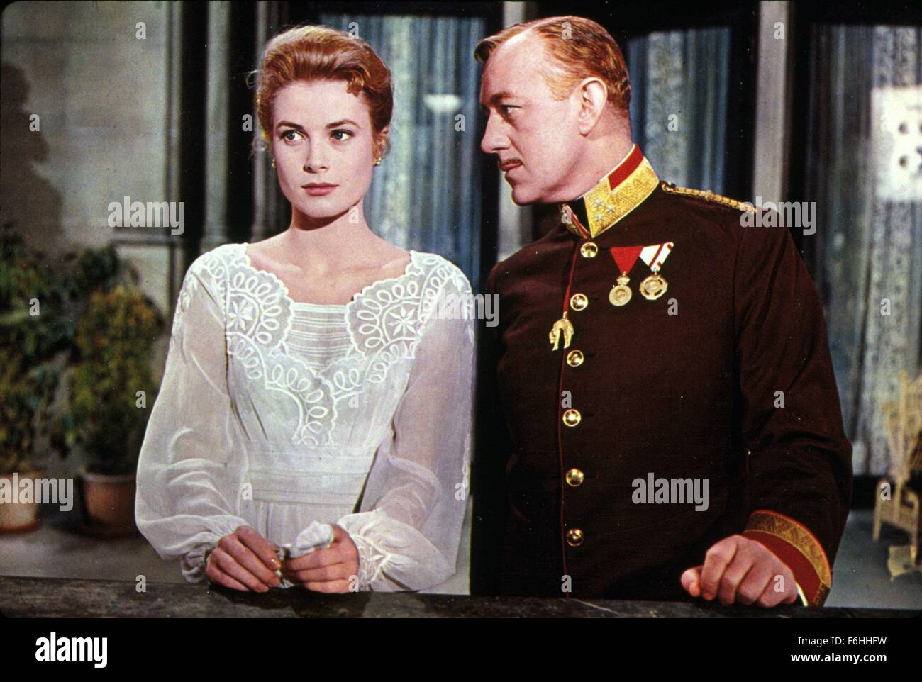 1956, Filmtitel: Schwan, Regie: CHARLES VIDOR, Studio: MGM, abgebildet: ALEC GUINNESS, GRACE KELLY. (Bild Kredit: SNAP) Stockfoto