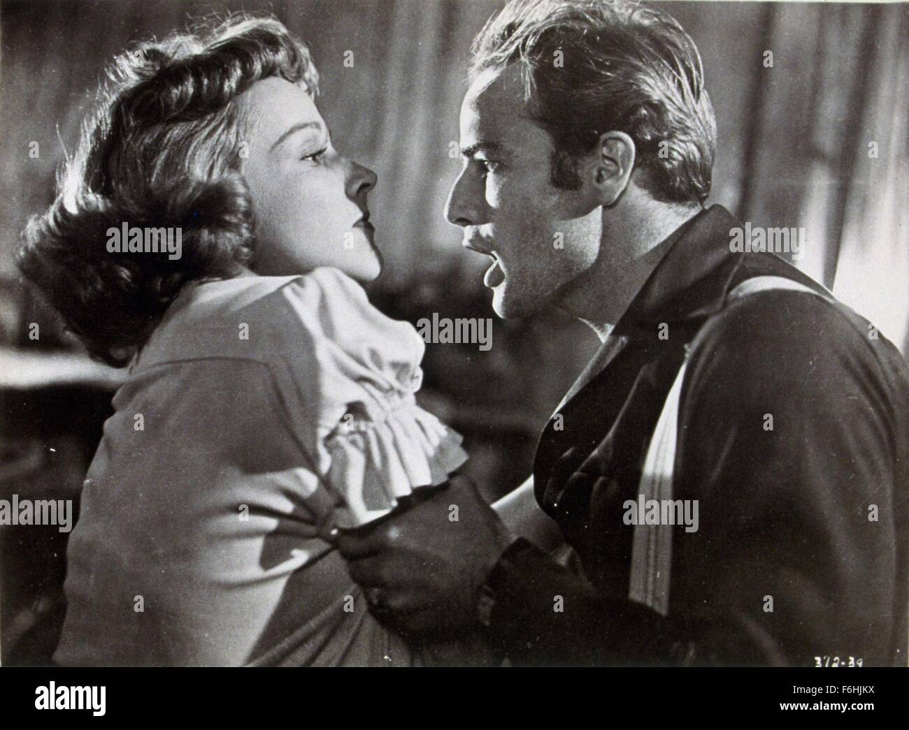 1951, Filmtitel: Endstation Sehnsucht, Regie: ELIA KAZAN, im Bild: 1951, MARLON BRANDO, Kleidung, KIM HUNTER, TEE SHIRT, gewalttätig, aggressiv, Zittern, schreien, Missbrauch, Missbrauch, häusliche Gewalt. (Bild Kredit: SNAP) Stockfoto