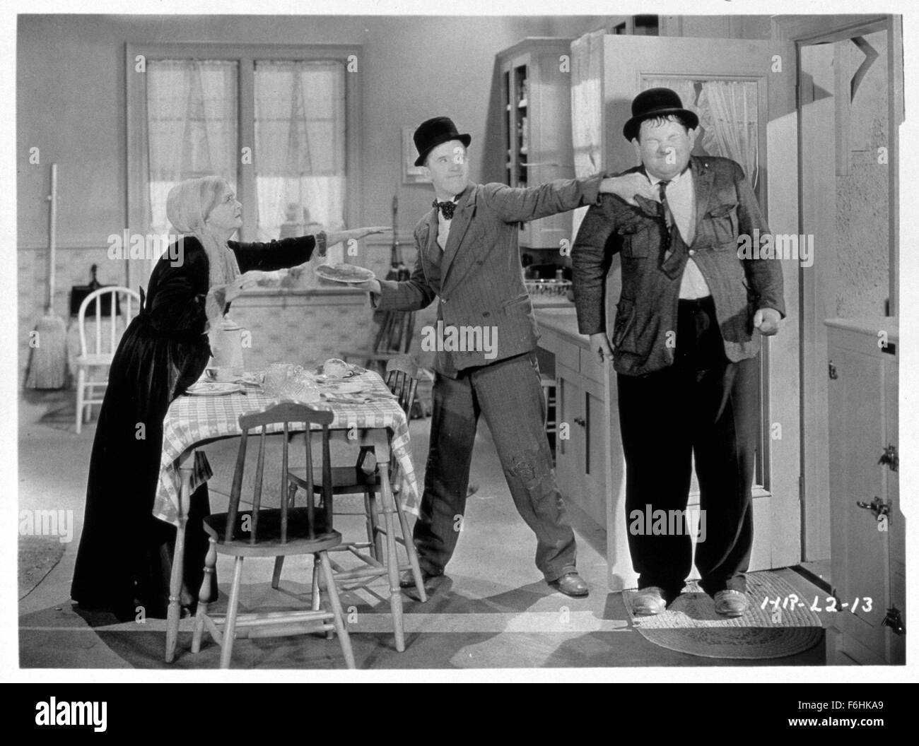 1931, Filmtitel: eine gute Tat, Regie: JAMES HORNE, Studio: MGM, abgebildet: MARY CARR, OLIVER HARDY, JAMES HORNE, LAUREL & HARDY. (Bild Kredit: SNAP) Stockfoto