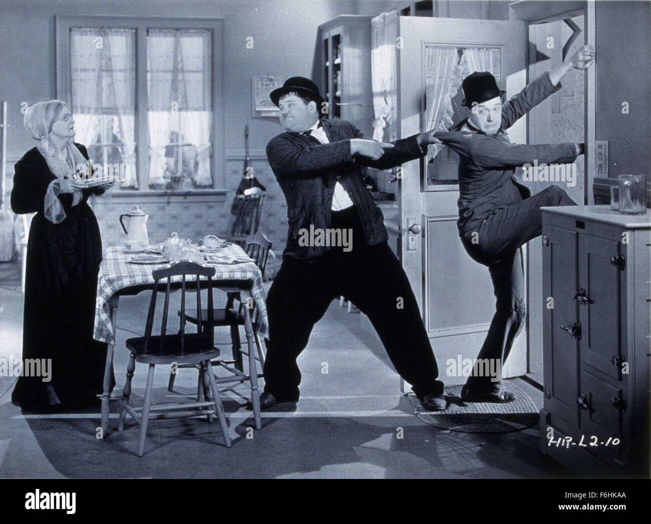 1931, Filmtitel: eine gute Tat, Regie: JAMES HORNE, Studio: MGM, abgebildet: MARY CARR, OLIVER HARDY, JAMES HORNE, LAUREL & HARDY. (Bild Kredit: SNAP) Stockfoto