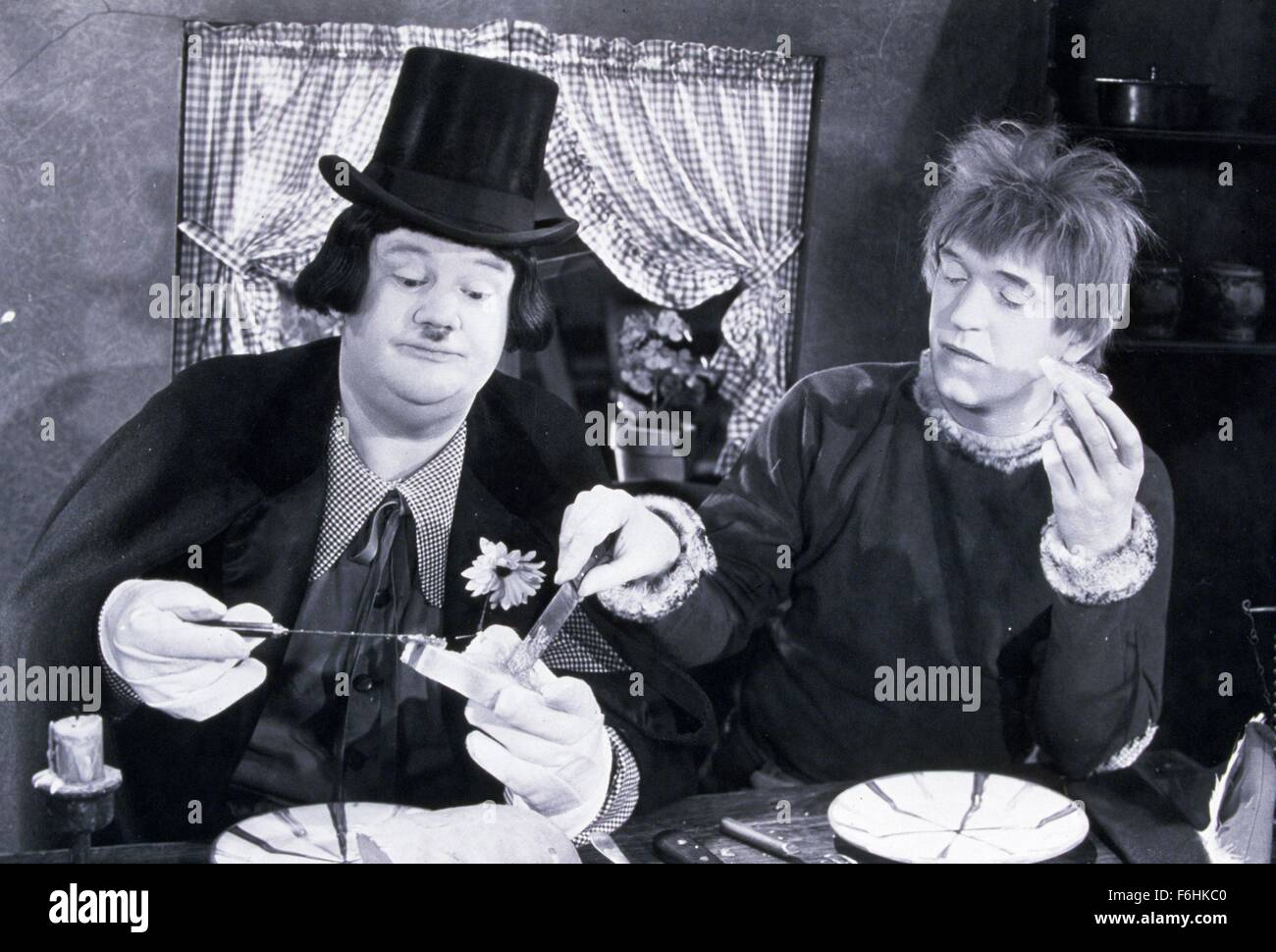 1936, Filmtitel: Zigeunerin, Regie: JAMES / CHARLES ROGERS HORNE, Studio: MGM, im Bild: OLIVER HARDY, JAMES / CHARLES ROGERS HORNE, LAUREL & HARDY. (Bild Kredit: SNAP) Stockfoto