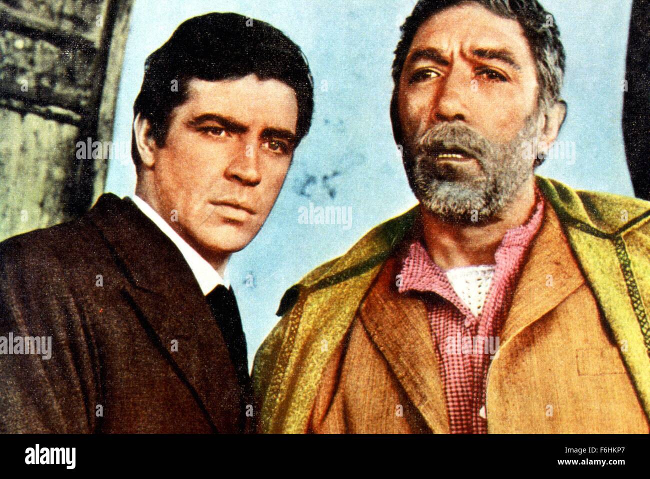 1964, Filmtitel: Zorbas der Grieche, Regie: MICHAEL CACOYANNIS, abgebildet: ALAN BATES, MICHAEL CACOYANNIS. (Bild Kredit: SNAP) Stockfoto