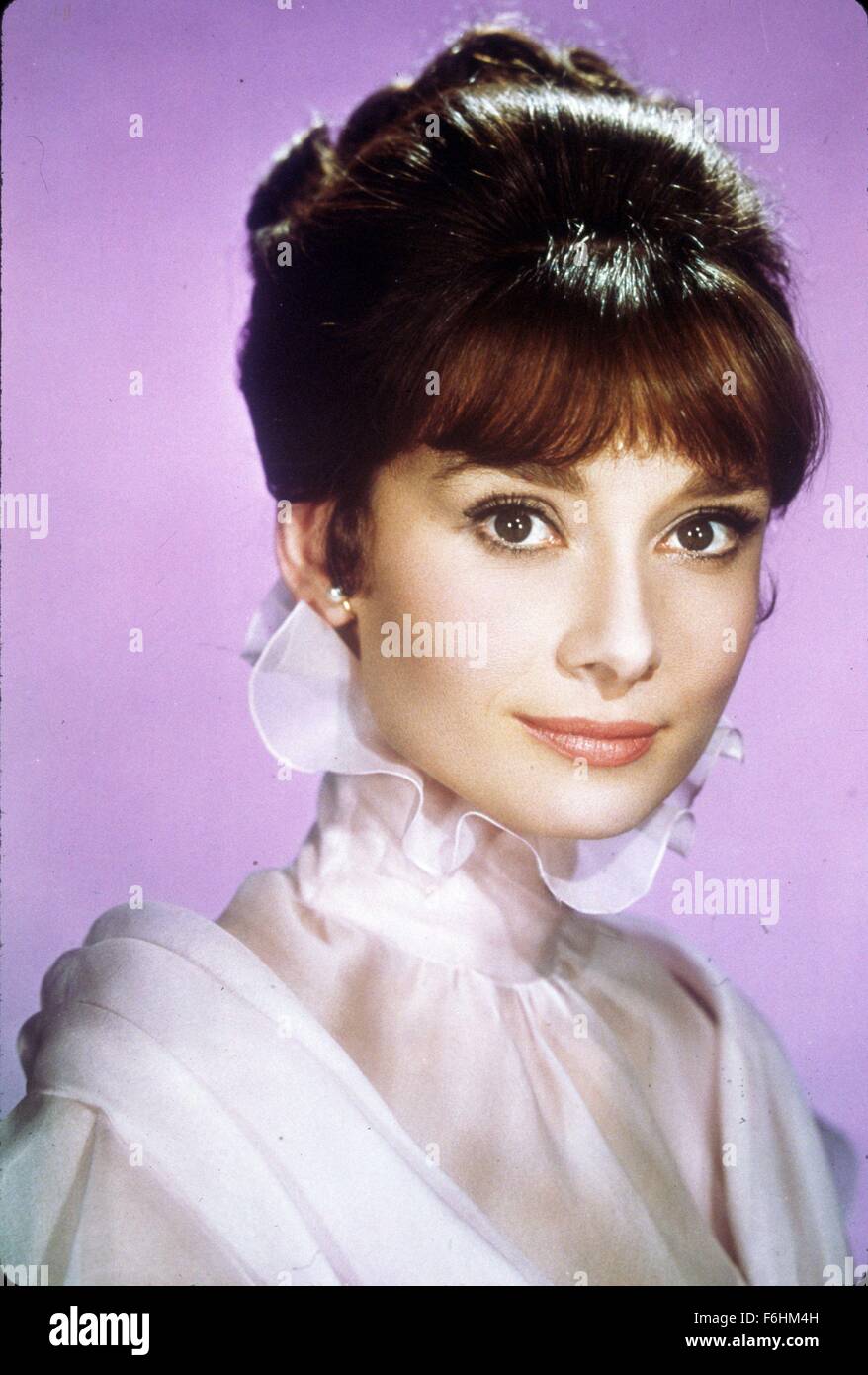 1964, Filmtitel: MY FAIR LADY, Regie: GEORGE CUKOR, Studio: WARNER, abgebildet: Kragen - HALSKRAUSE, AUDREY HEPBURN, Kopfschuss, PORTRAIT. (Bild Kredit: SNAP) Stockfoto