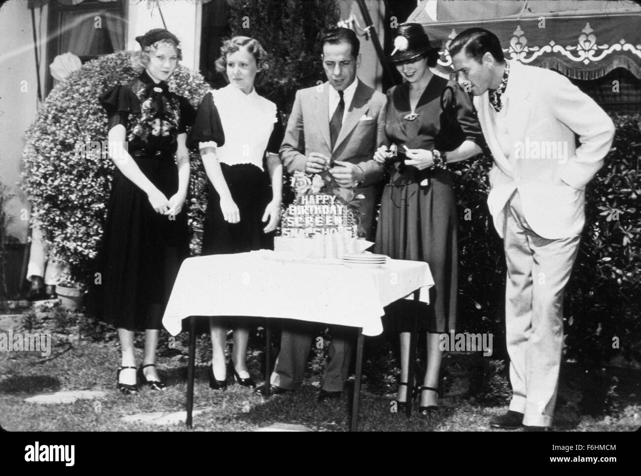 1940, Filmtitel: Bildschirm-Schnappschüsse, abgebildet: Geburtstag, HUMPHREY BOGART, ERROL FLYNN, Gruppe. (Bild Kredit: SNAP) Stockfoto