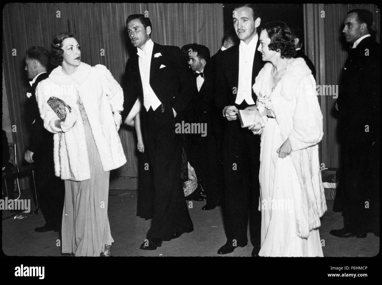 1938, Filmtitel: DAWN PATROL, Regie: EDMUND GOULDING, Studio: WARNER, abgebildet: OLIVIA DeHAVILLAND, ERROL FLYNN, EDMUND GOULDING, Frau LEWIS MILESTONE, DAVID NIVEN. (Bild Kredit: SNAP) Stockfoto